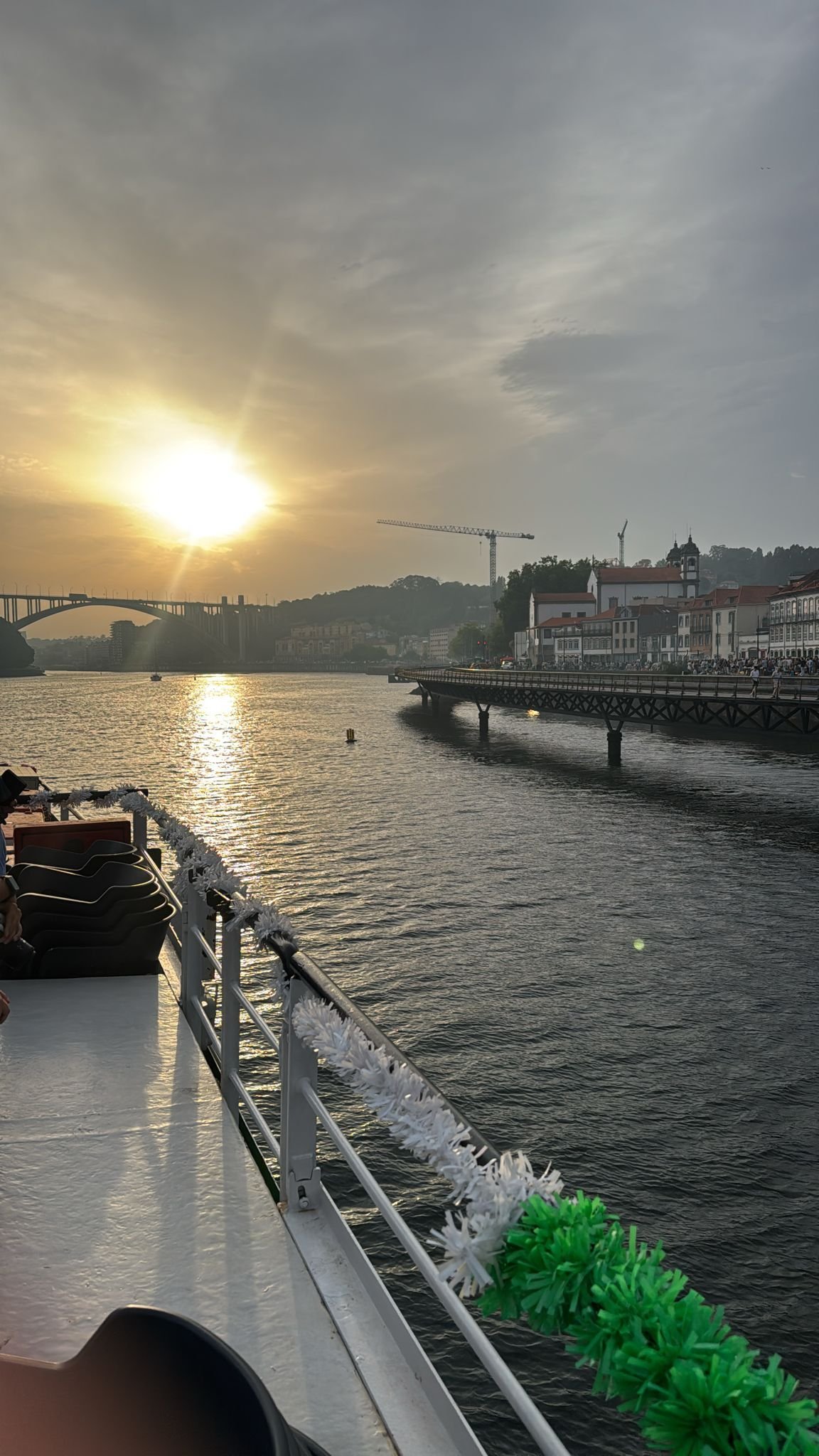 Croisière au coucher du soleil dans le fleuve Douro à Porto, pont Dom Luís I, au Portugal, photo gratuite