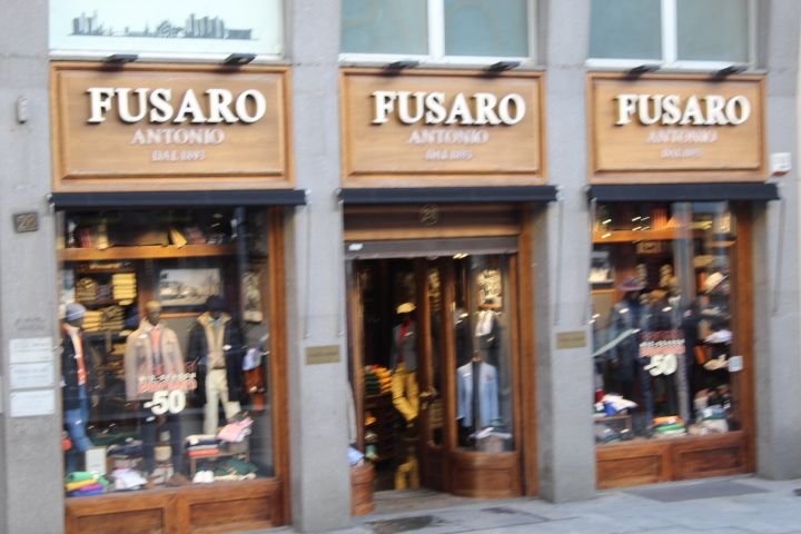 Une boutique de vêtements pour hommes appelée Fusaro Antonio, photo gratuite