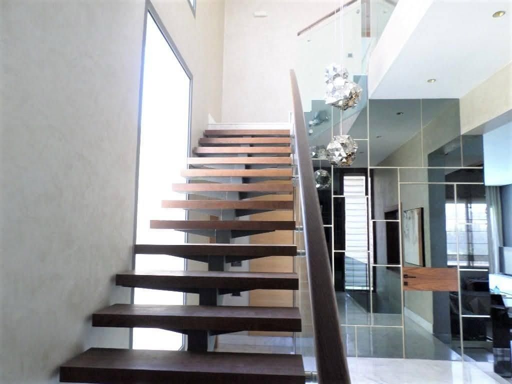 Escalier en bois à l'intérieur d'une maison photo gratuite - Holztreppe in einem Haus, kostenloses Foto
