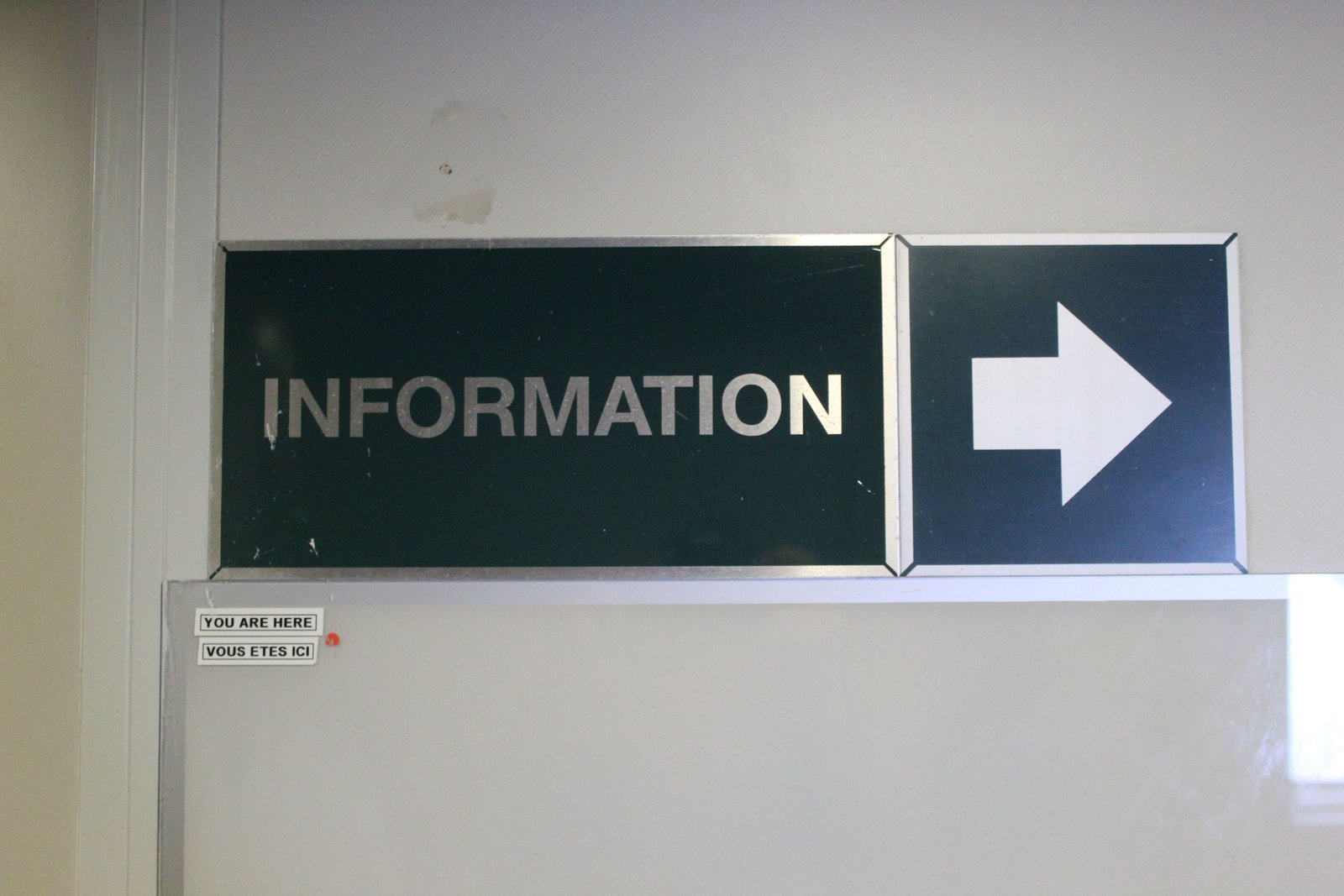 Un panneau d'information directionnel, photo gratuite