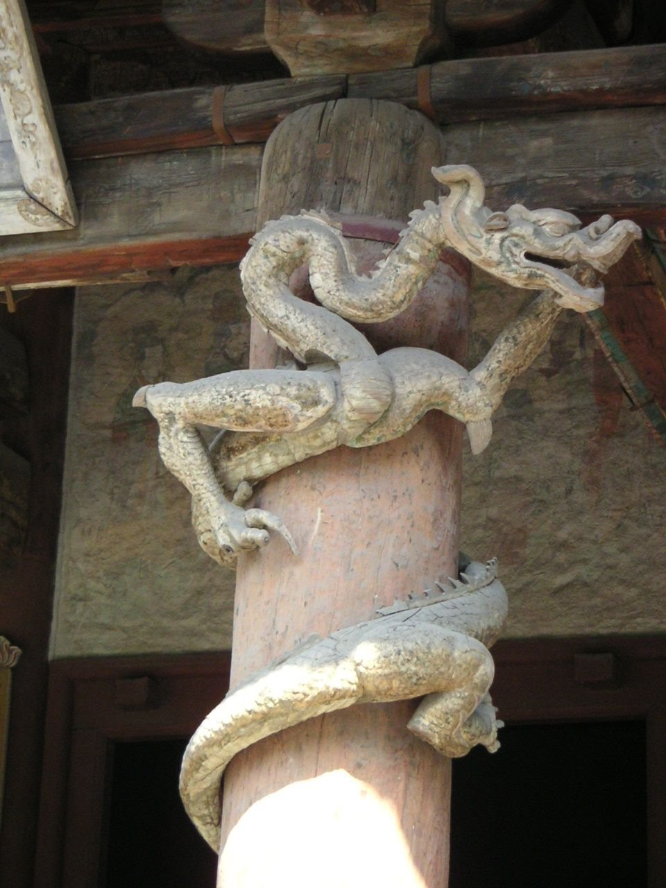 Dragon Sculpté décorant une salle du Temple en Chine, Asie photo gratuite
