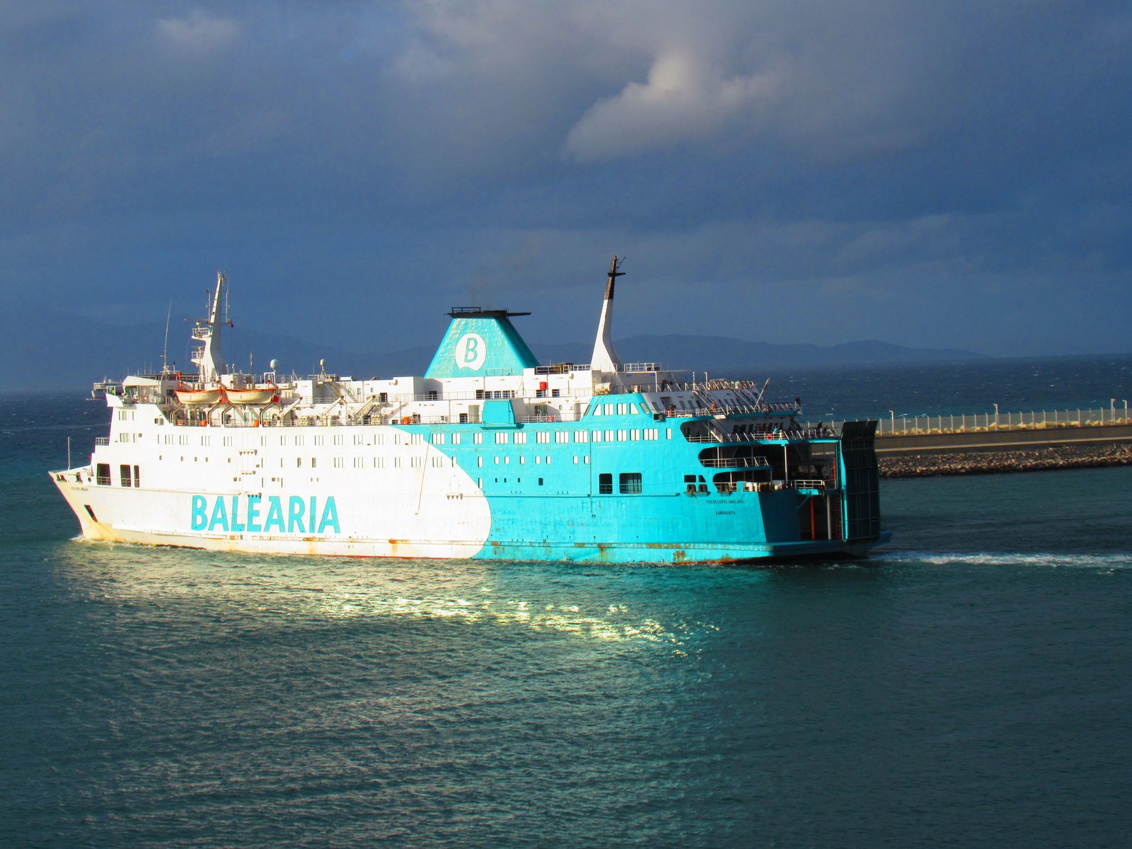 Bateau Baléaria de la compagnie de Ferry pour les îles Baléares, Barco balear de la compañía Ferry a las Islas Baleares foto gratis