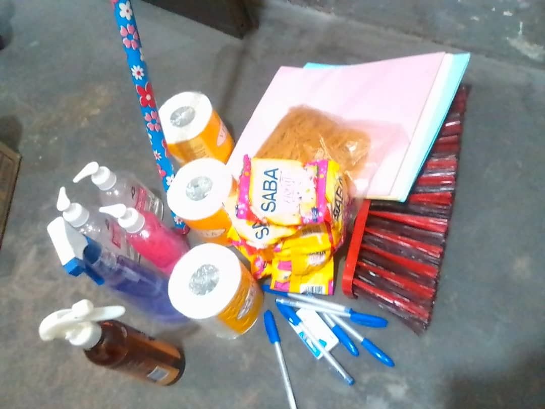 Articles ménagers de nettoyage et fourniture scolaire photo gratuite