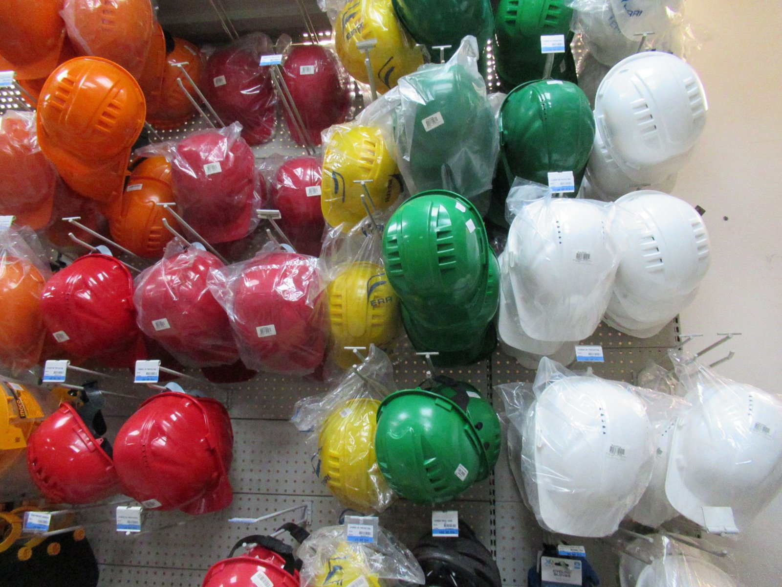 Casques de sécurité en vente dans un magasin