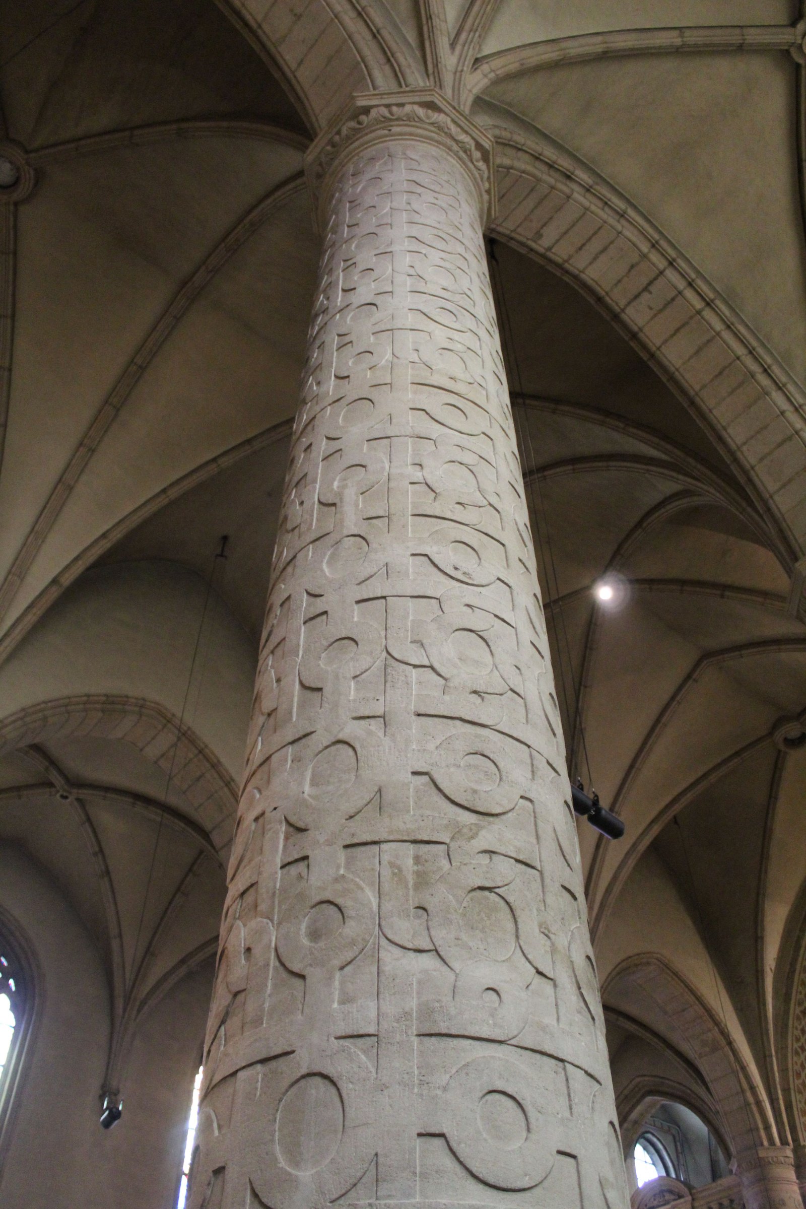 Colonne sculptée à l'intérieur de la cathédrale Notre-Dame de Luxembourg, photo gratuite