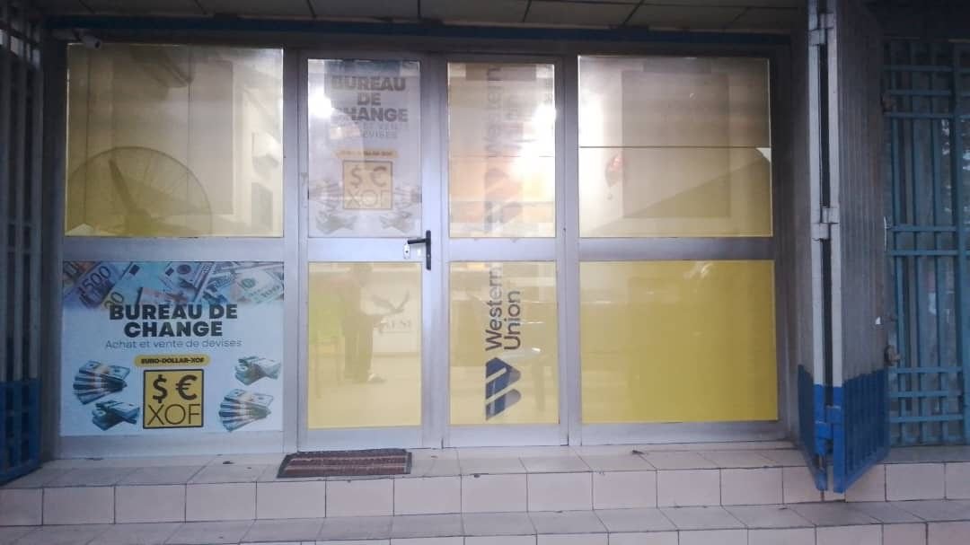 L’entrée d’un bureau de change et des Services Western Union photo gratuite