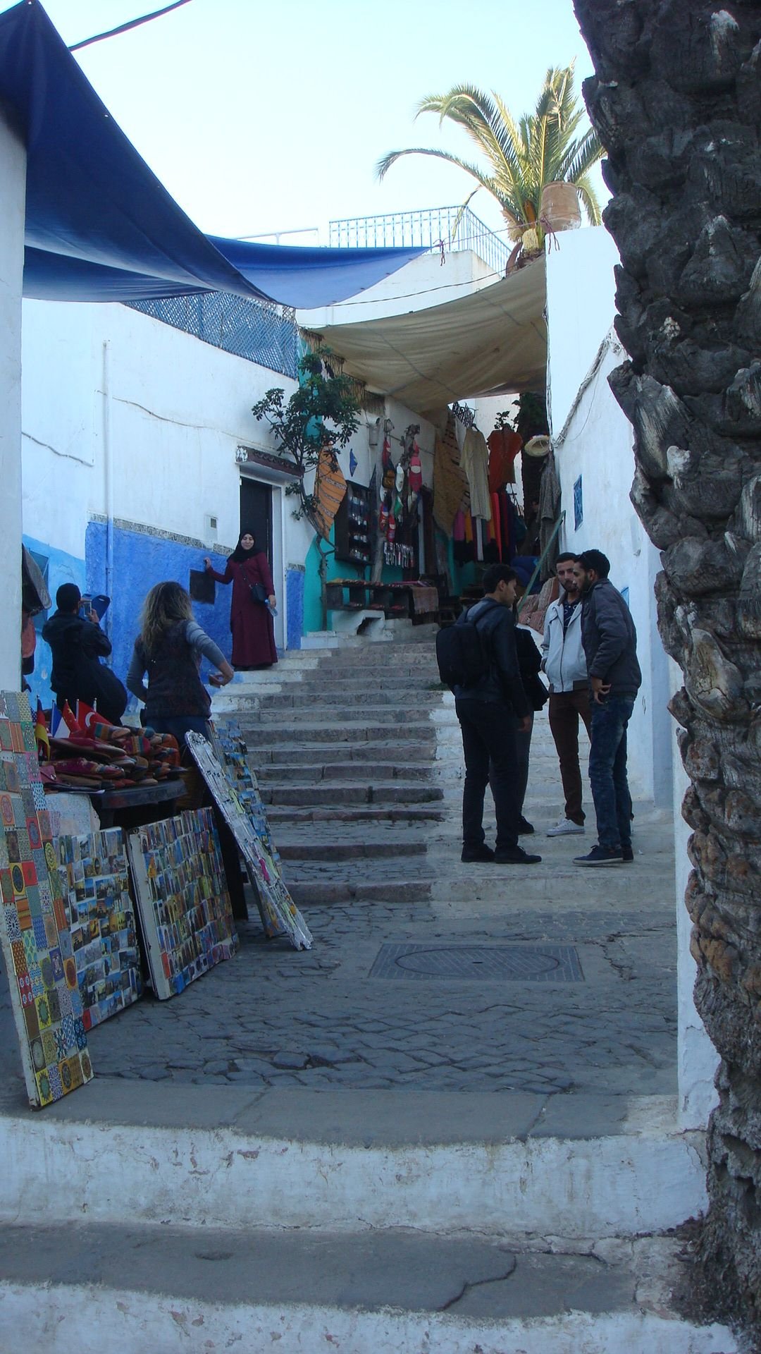 Une ruelle animée avec des escaliers, des touristes photo gratuite