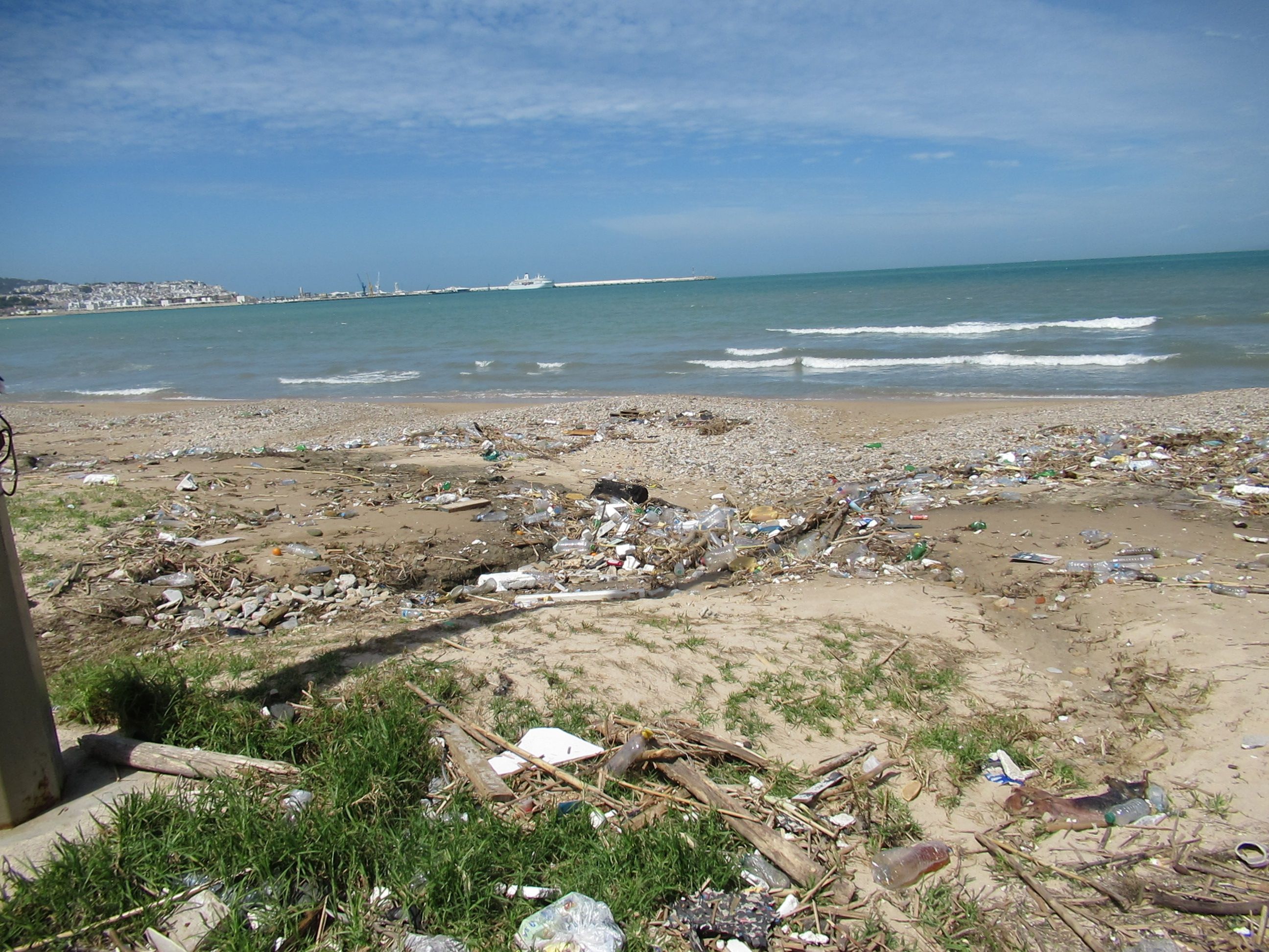 Déchets sur le bord d'une plage