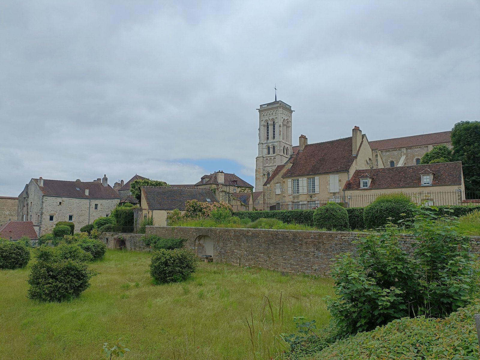 Des bâtiments dans un milieu herbeux, photo gratuite