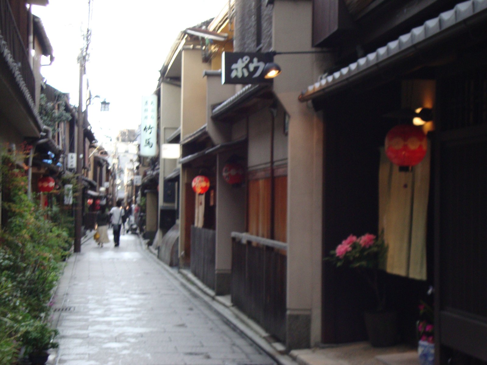 Ruelle de Gion au quartier des Geisha à Kyoto au Japon en Asie photo gratuite