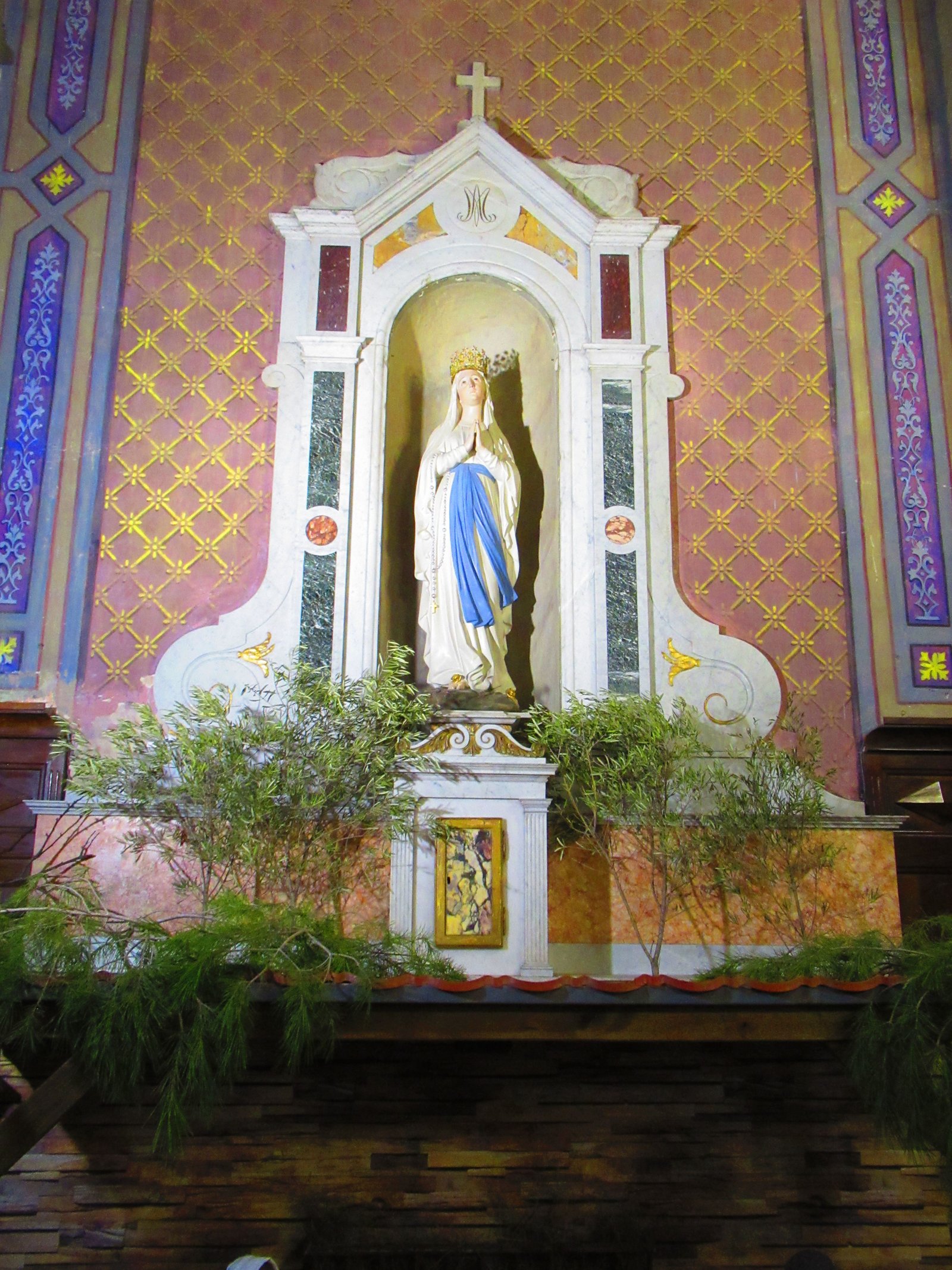 Petite niche avec la statue de la vierge marie à l'intérieur du temple, Pelissanne commune des bouche du Rhône photo gratuite