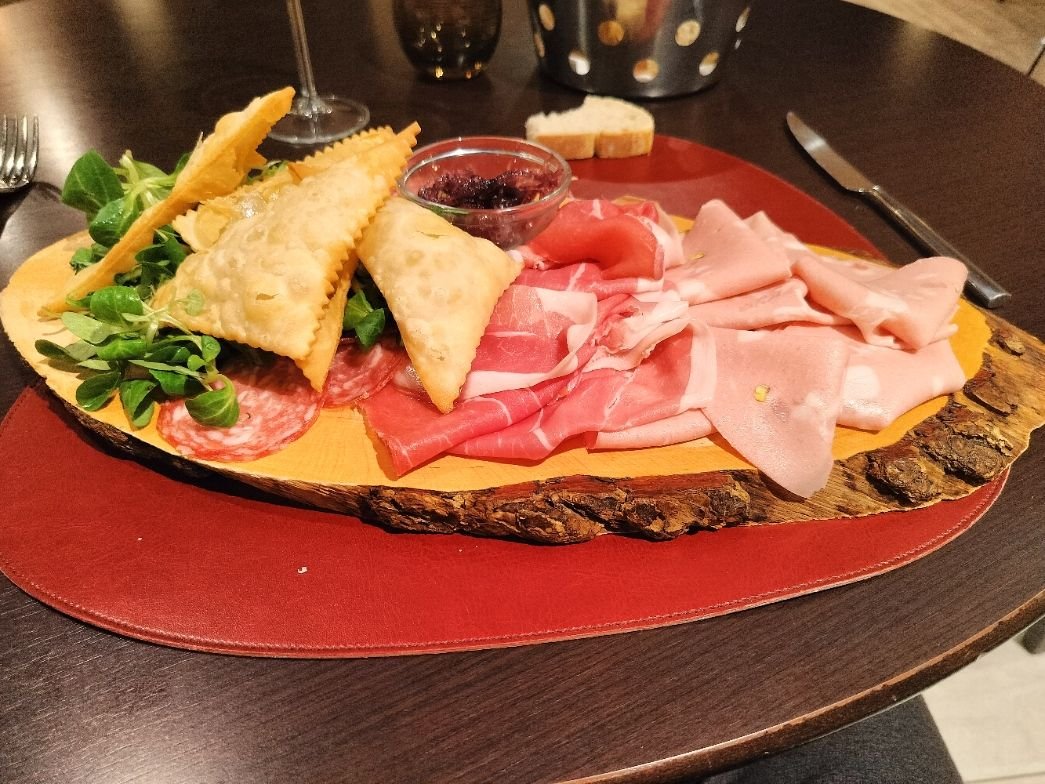 Photo gratuite d'une planche de charcuterie avec légume tourton viande