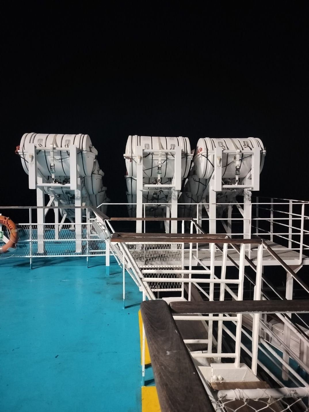 Des radeaux de sauvetage sur le pont du navire, photo gratuite