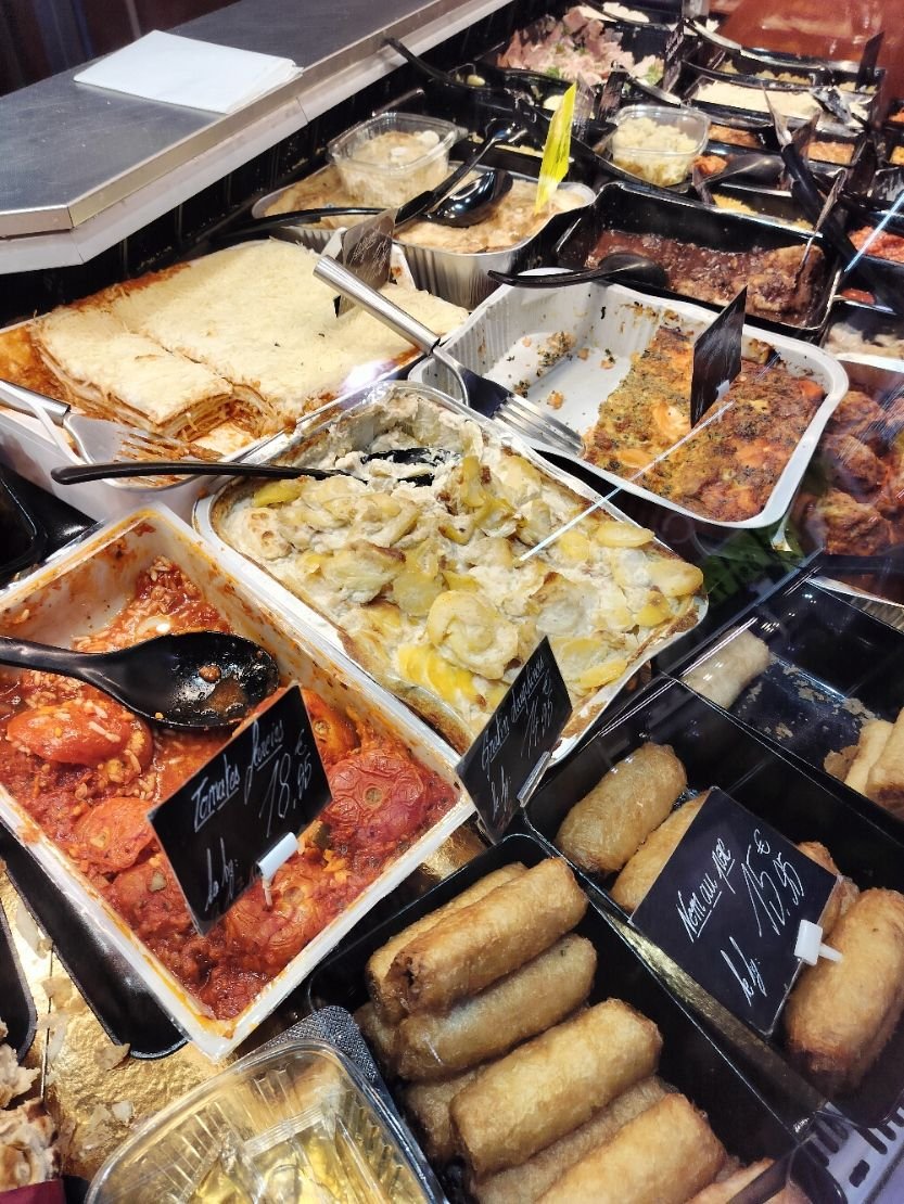 Plats étiqueter dans un service traiteur photo gratuite