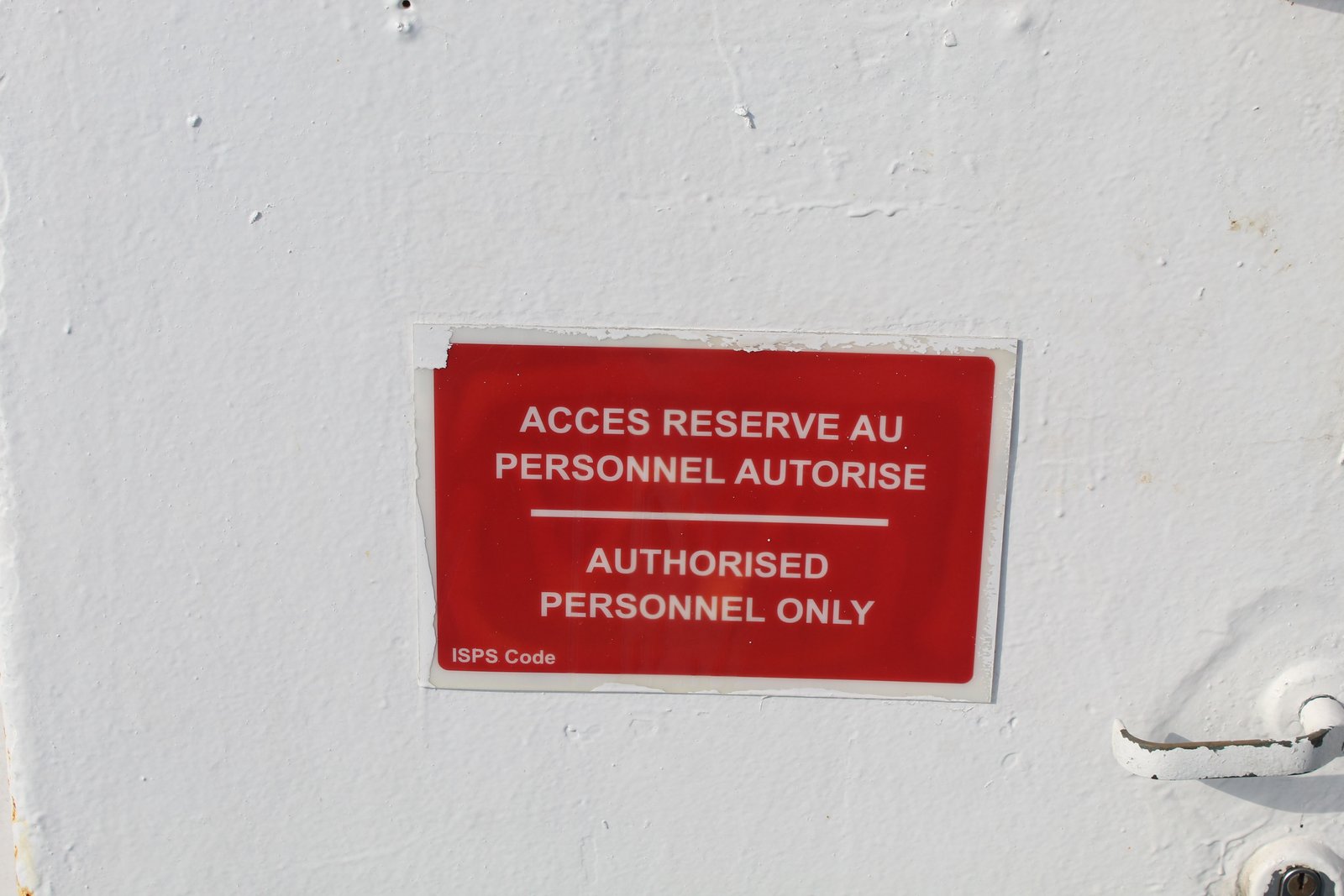 Panneau indiquant une zone d'accès restreint, réservée au personnel autorisé, conformément au Code ISPS, photo gratuite