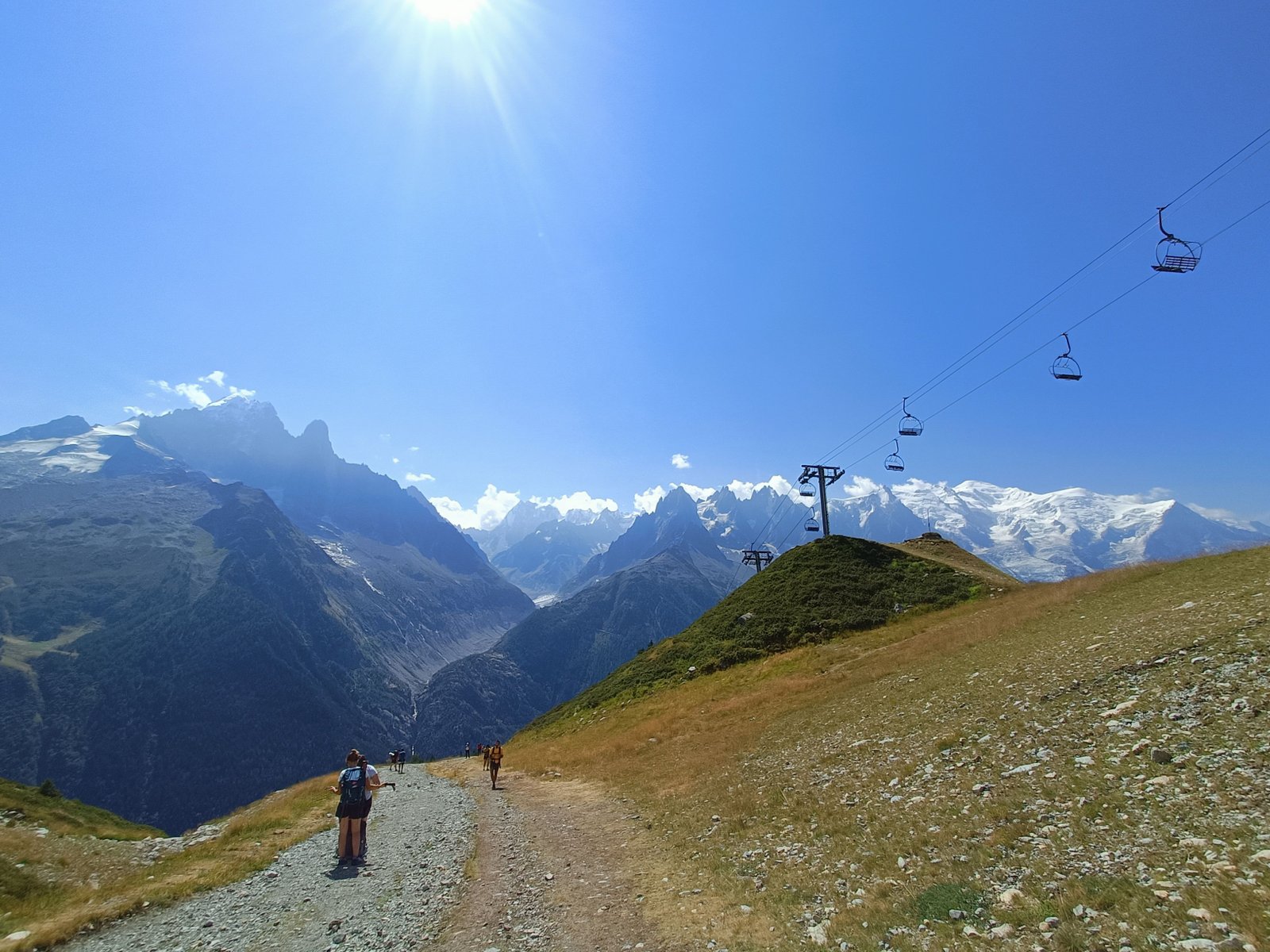 Le massif du Mont-Blanc, des randonneurs sur un sentier et un télésiège, photo gratuite