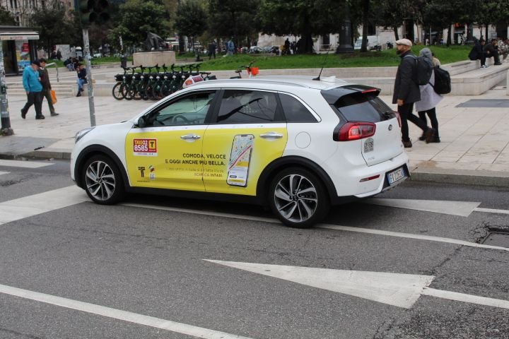 Taxi garé au bord d'un goudron dans la ville de Milan Lombardie en Italie photo gratuite
