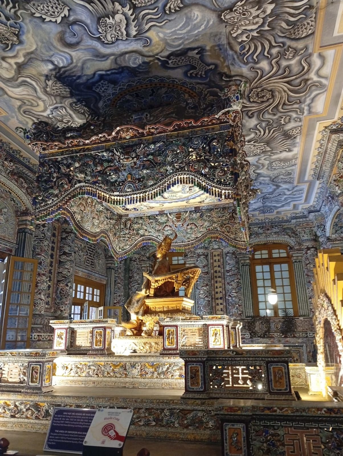Tombeau de l'empereur Khải Định à Hué, au Vietnam, photo gratuite