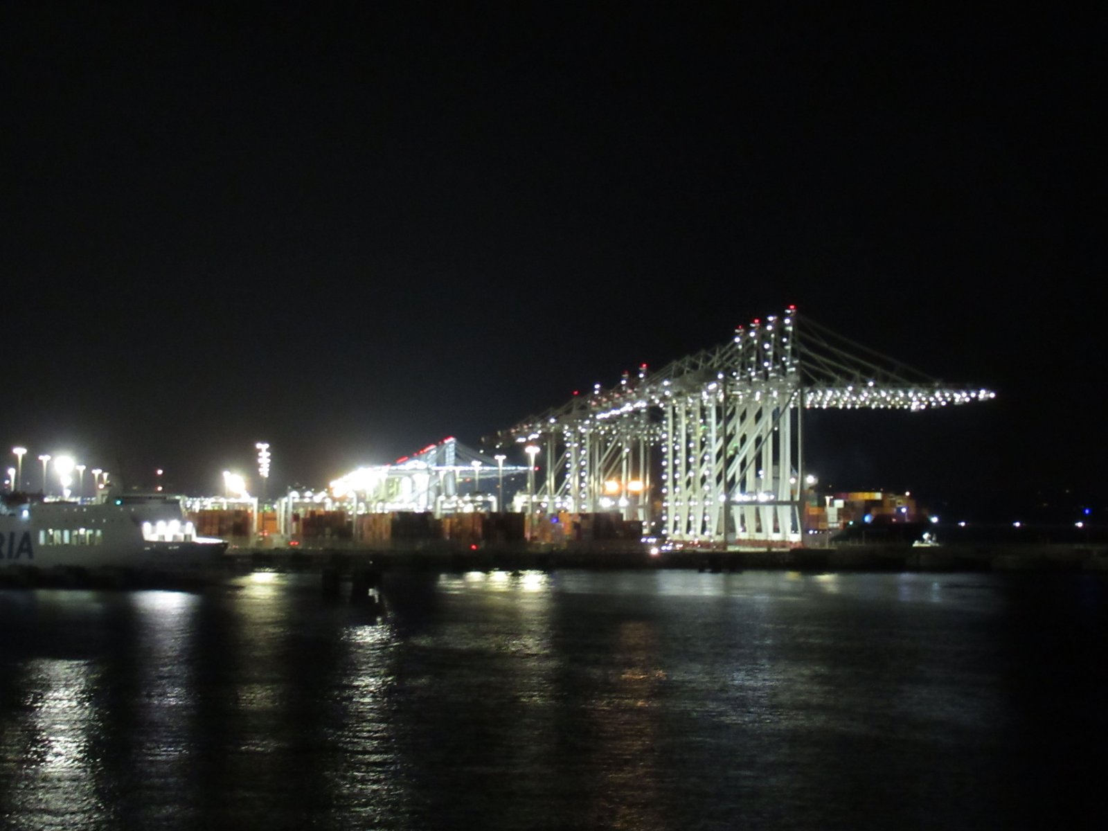La nuit au port de Tanger Med photo gratuite