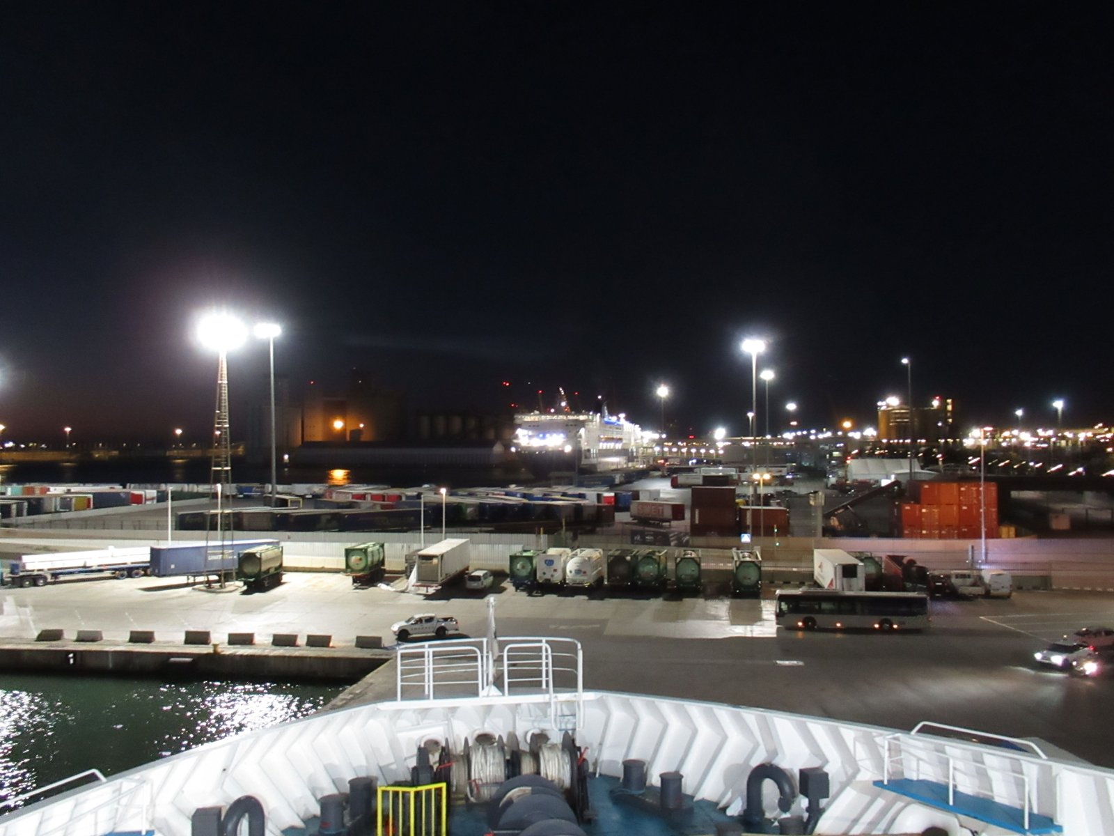 Bateau et conteneurs au port de Barcelone en Espagne photo gratuite