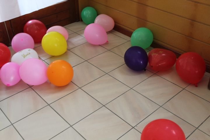 Des ballons de plusieurs couleurs posés sur le sol, photo gratuite