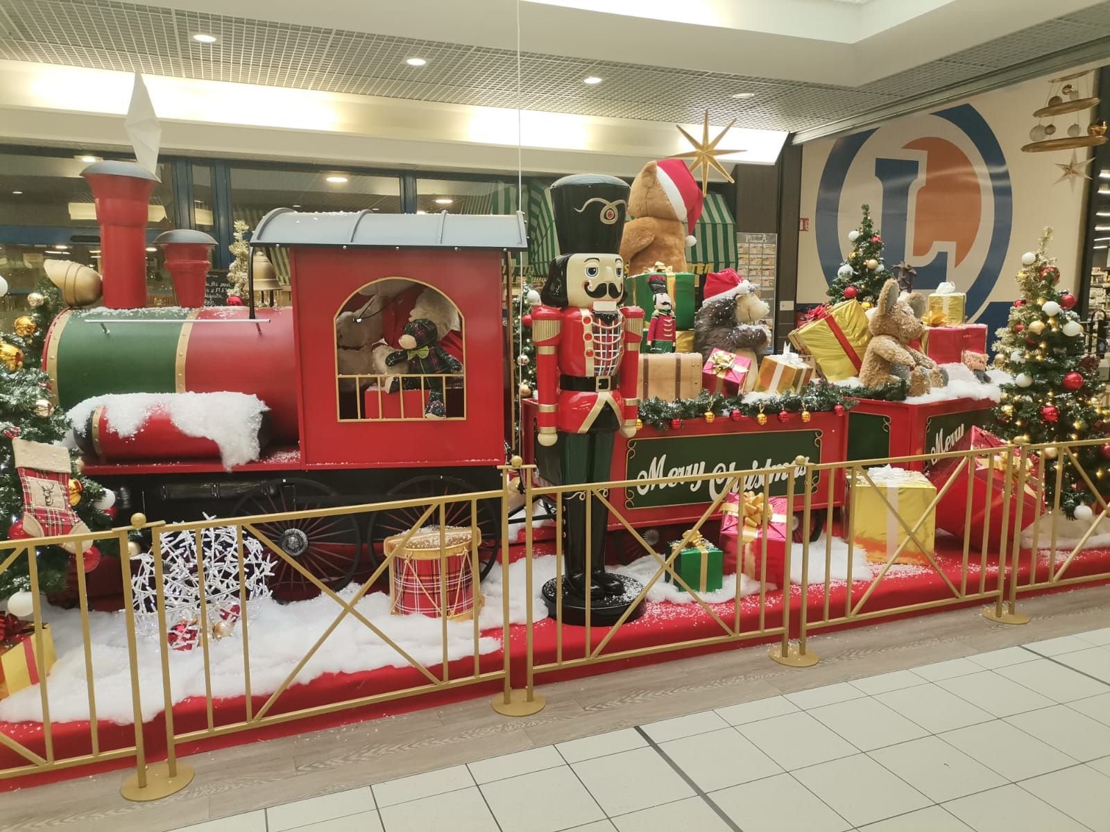 Ornements et animations de Noël dans un centre commercial