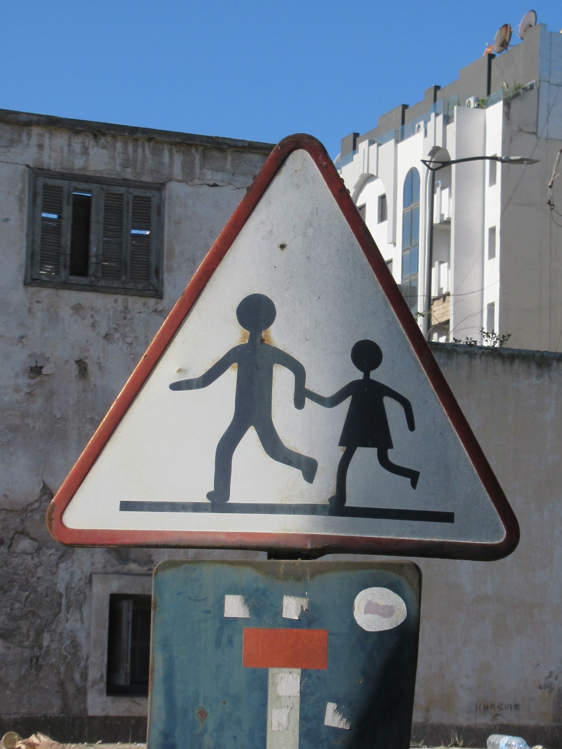 Panneau d'indication de priorité du passage piéton y compris les enfants