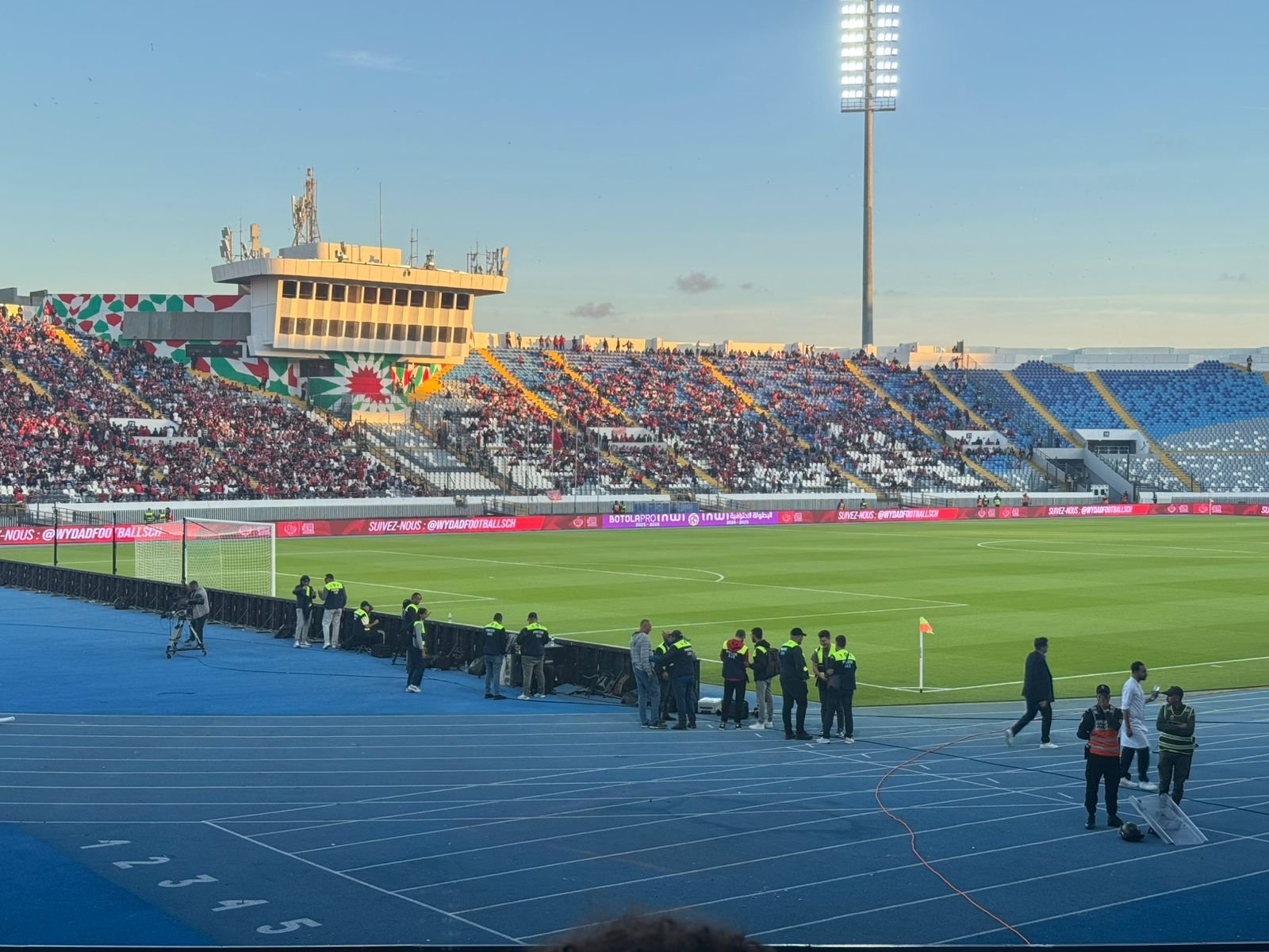 Un match de foot de l'équipe du Wydad Athletic Club au Complexe sportif Stade Mohamed 5 de Casablanca, photo gratuite