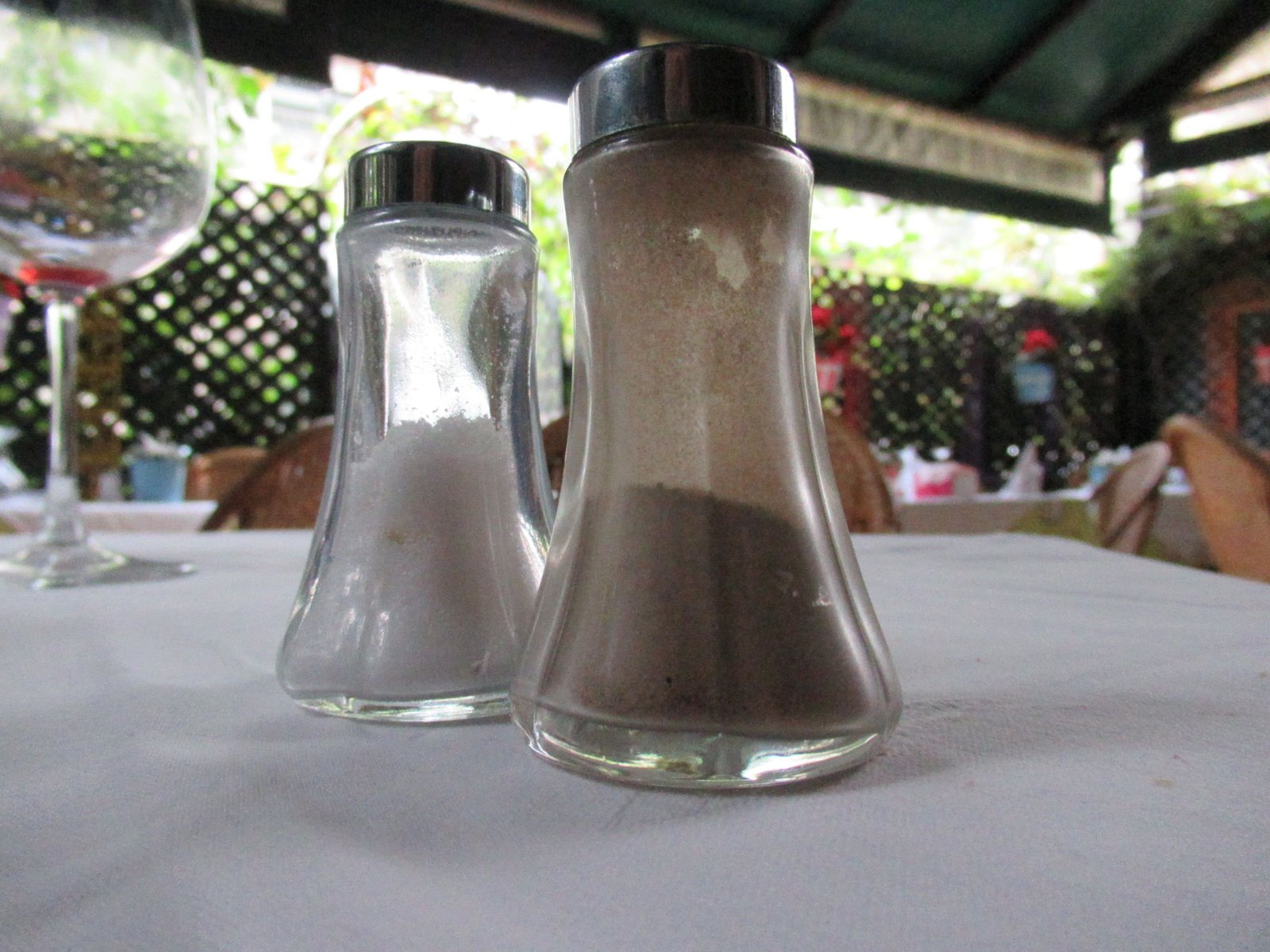 Sel et poivre sur une table de restaurant