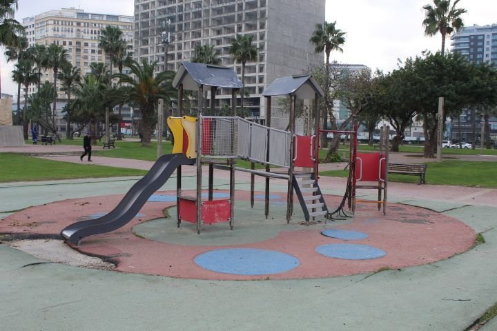 Toboggan un jeu d'enfants photo gratuite