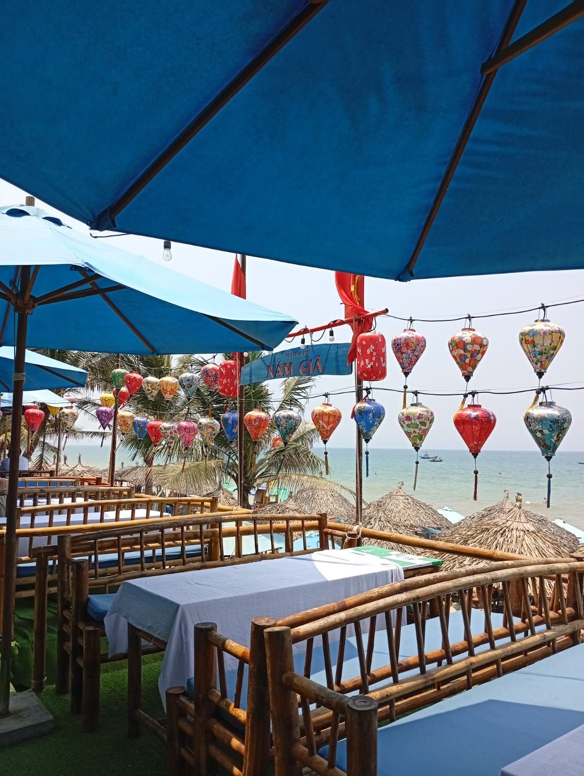 Restaurant en bord de mer, Vietnam, photo gratuite