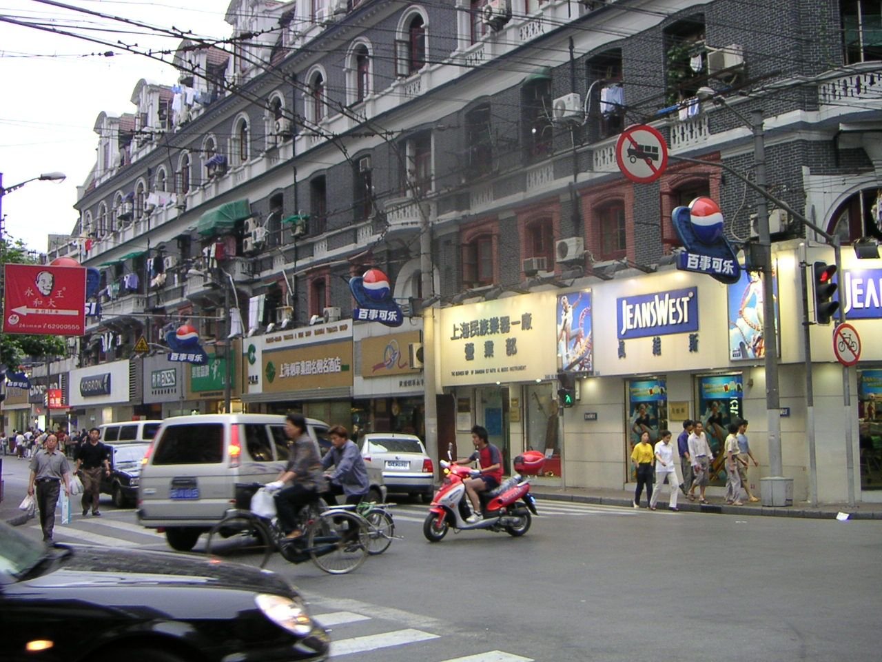 Des personnes dans les rues de Chine, Circulation des véhicules, motos, vélos dans les rues de Chine, Asie photo gratuite