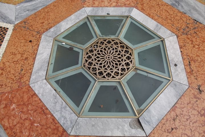 Un détail du sol de la Galleria Vittorio Emanuele II à Milan, en Italie, photo gratuite