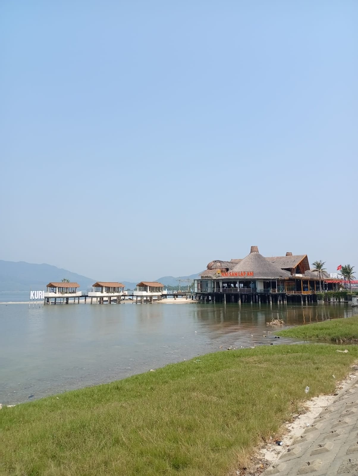 Restaurant de fruits de mer An Lagoon situé à Lang Co, au Vietnam, photo gratuite