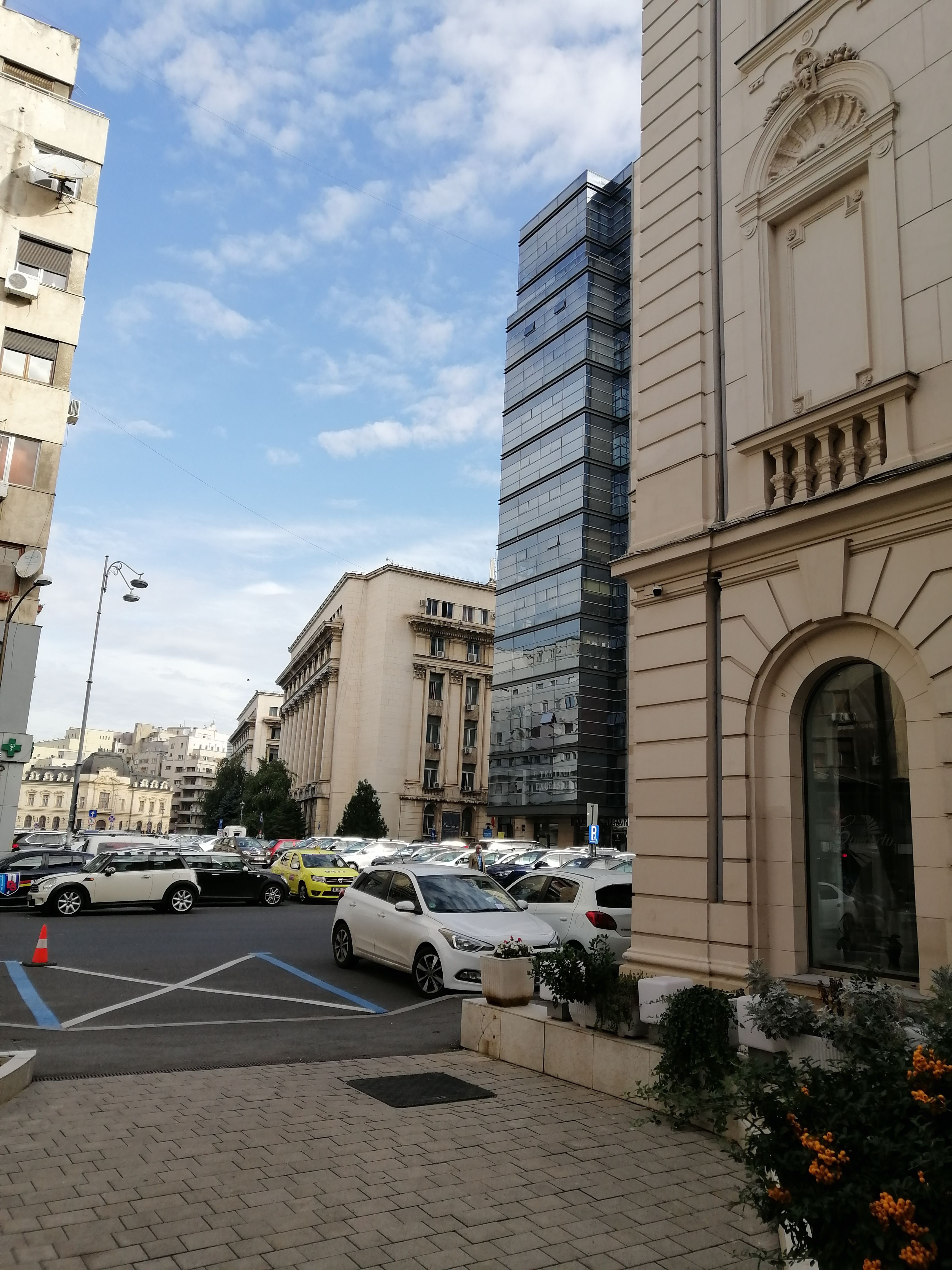 Voitures au parking du centre ville de Bucarest en Roumanie