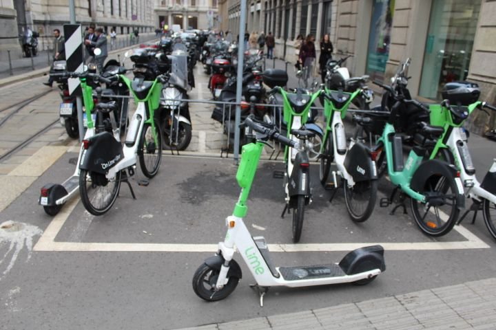 Des trottinettes et des vélos électriques en libre-service de l'entreprise Lime, photo gratuite