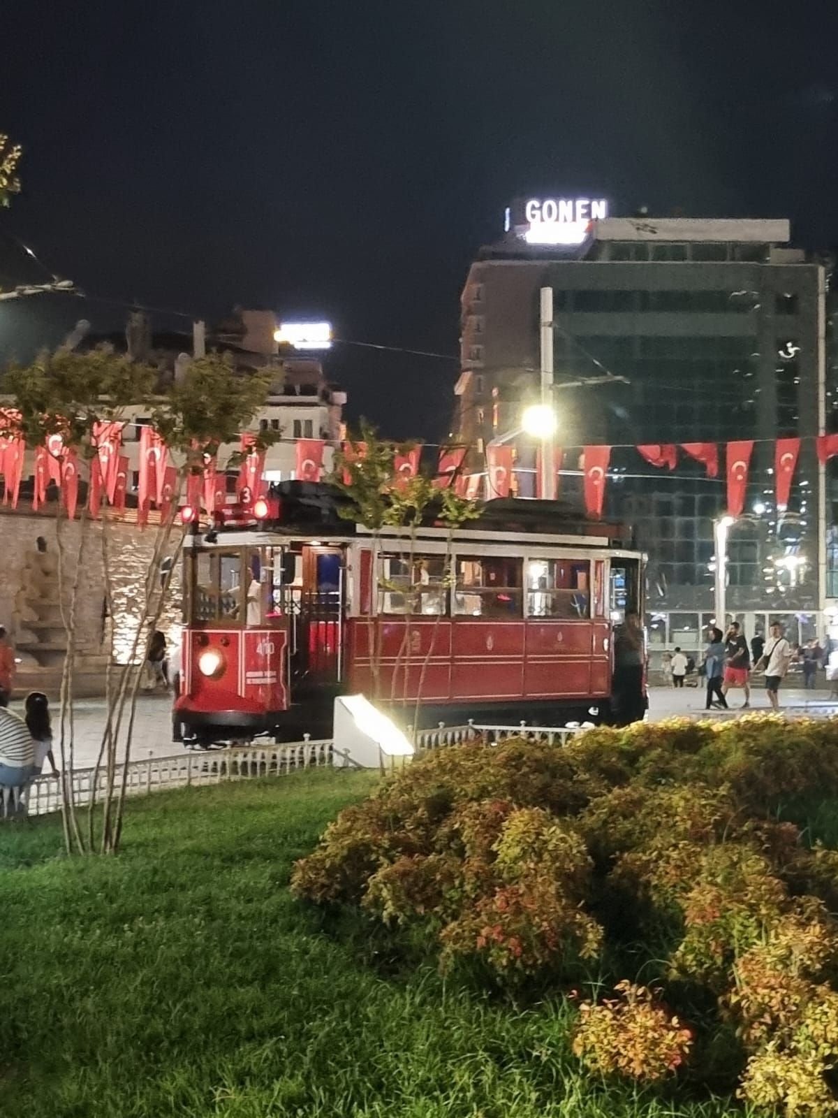 Tramway rouge sur la Grande Rue de Péra à Istanbul en Turquie photo gratuite