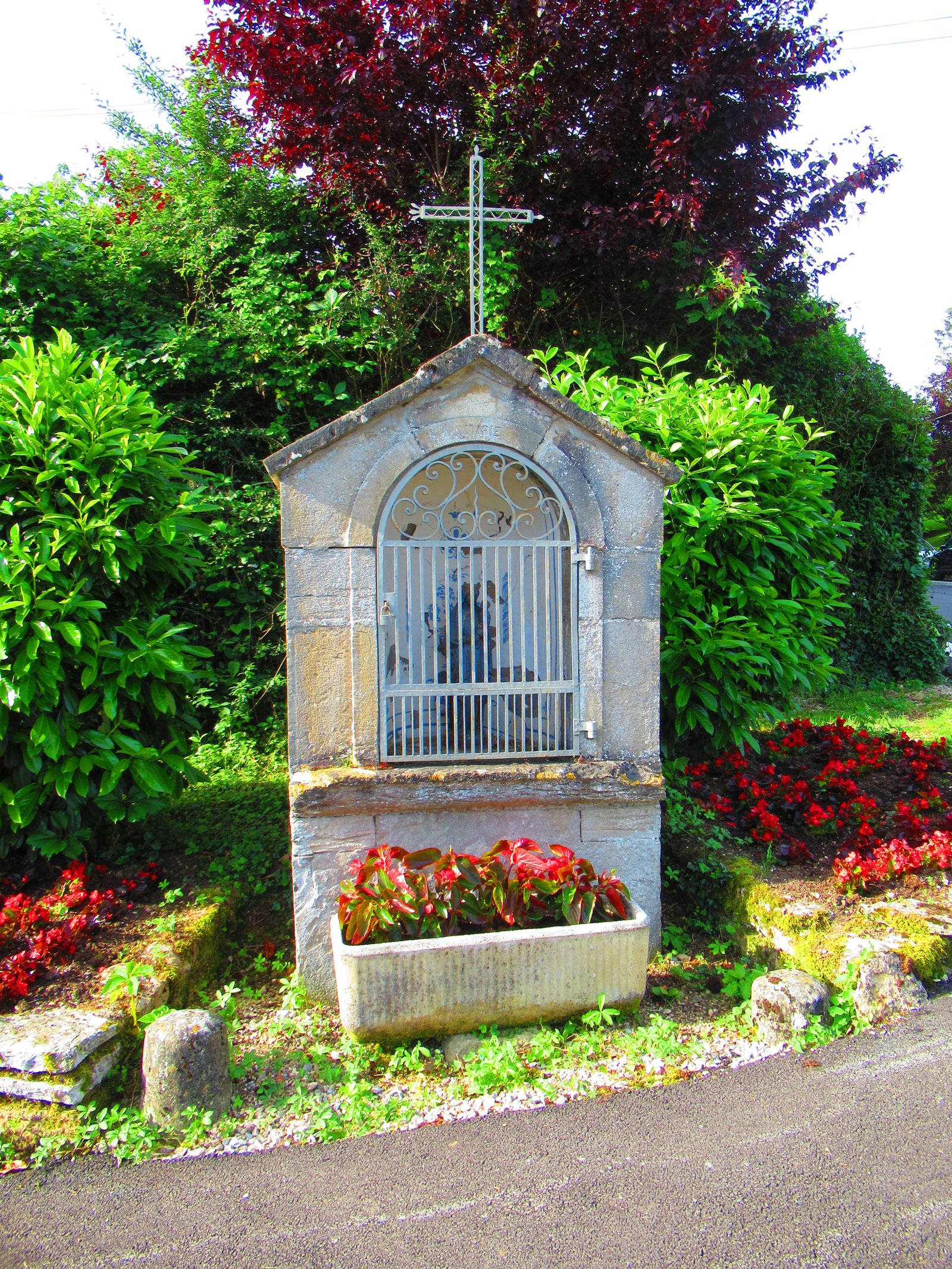 Un petit sanctuaire religieux trouvé au bord de route dans la commune de Saint Lothain dans le département du Jura, photo gratuite