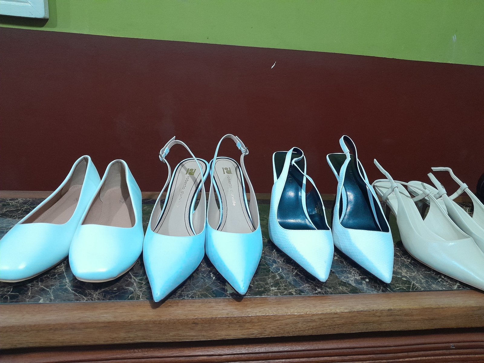 Photo gratuite de plusieurs paires de chaussures pour femme rangées sur une étagère