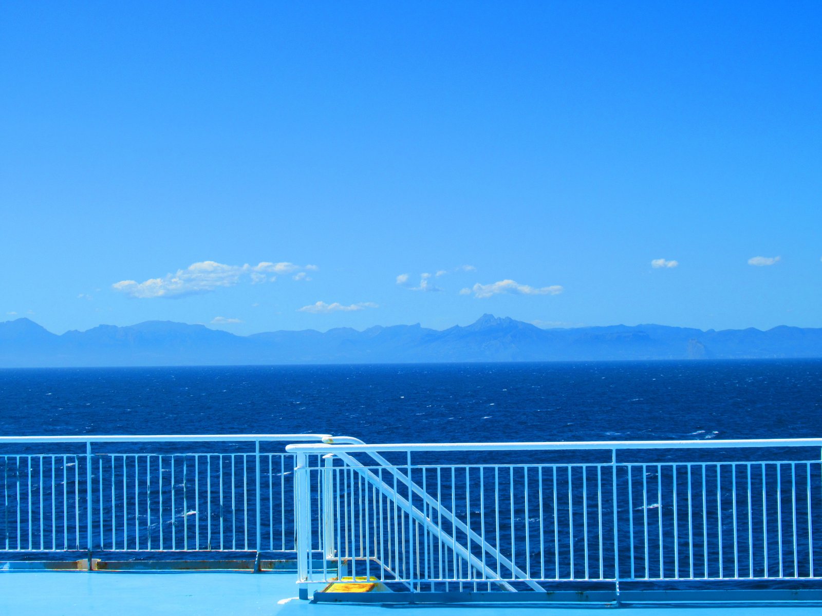 Vue sur une Côte espagnole de Mer Méditerranée, Vista de uma costa espanhola a partir do mar Mediterrâneo Foto gratuita