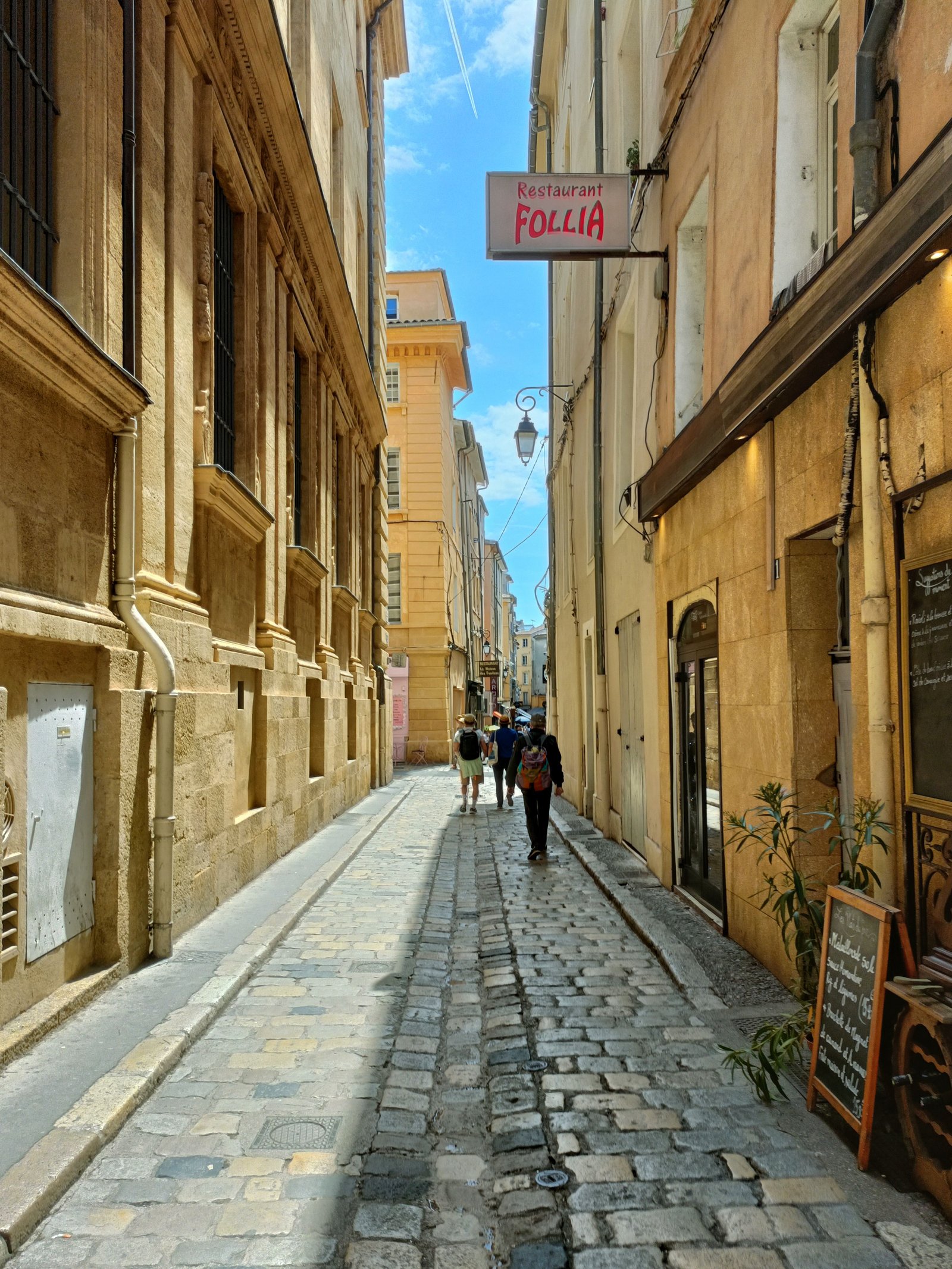 Une ruelle étroite bornée de bâtiments, le restaurant Follia, photo gratuite