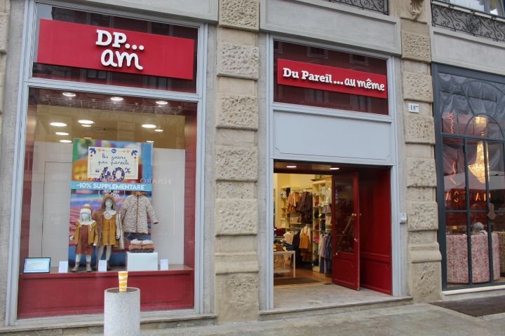 Un magasin de vêtements pour enfants de l'enseigne Du Pareil au Même (DPAM), photo gratuite