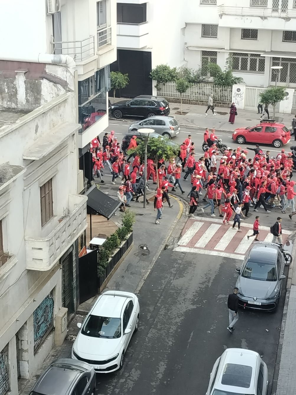 Groupe de supporter du Wydad se rendant au match, photo gratuite