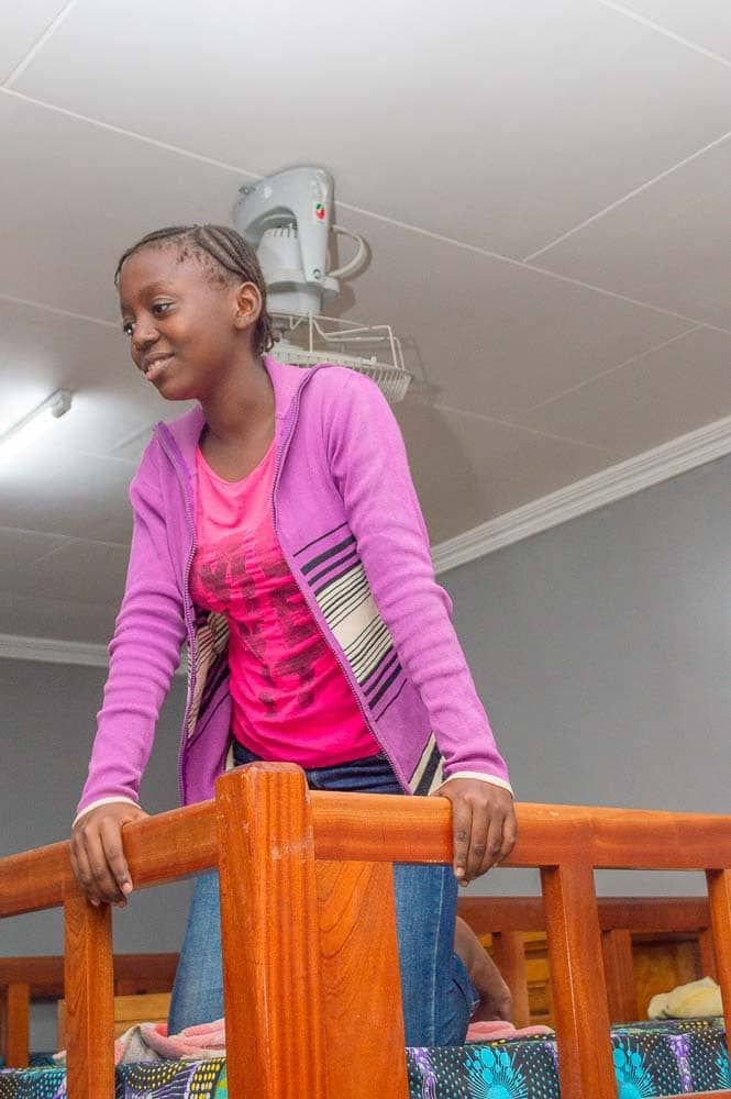 Une fille au lit photo gratuite