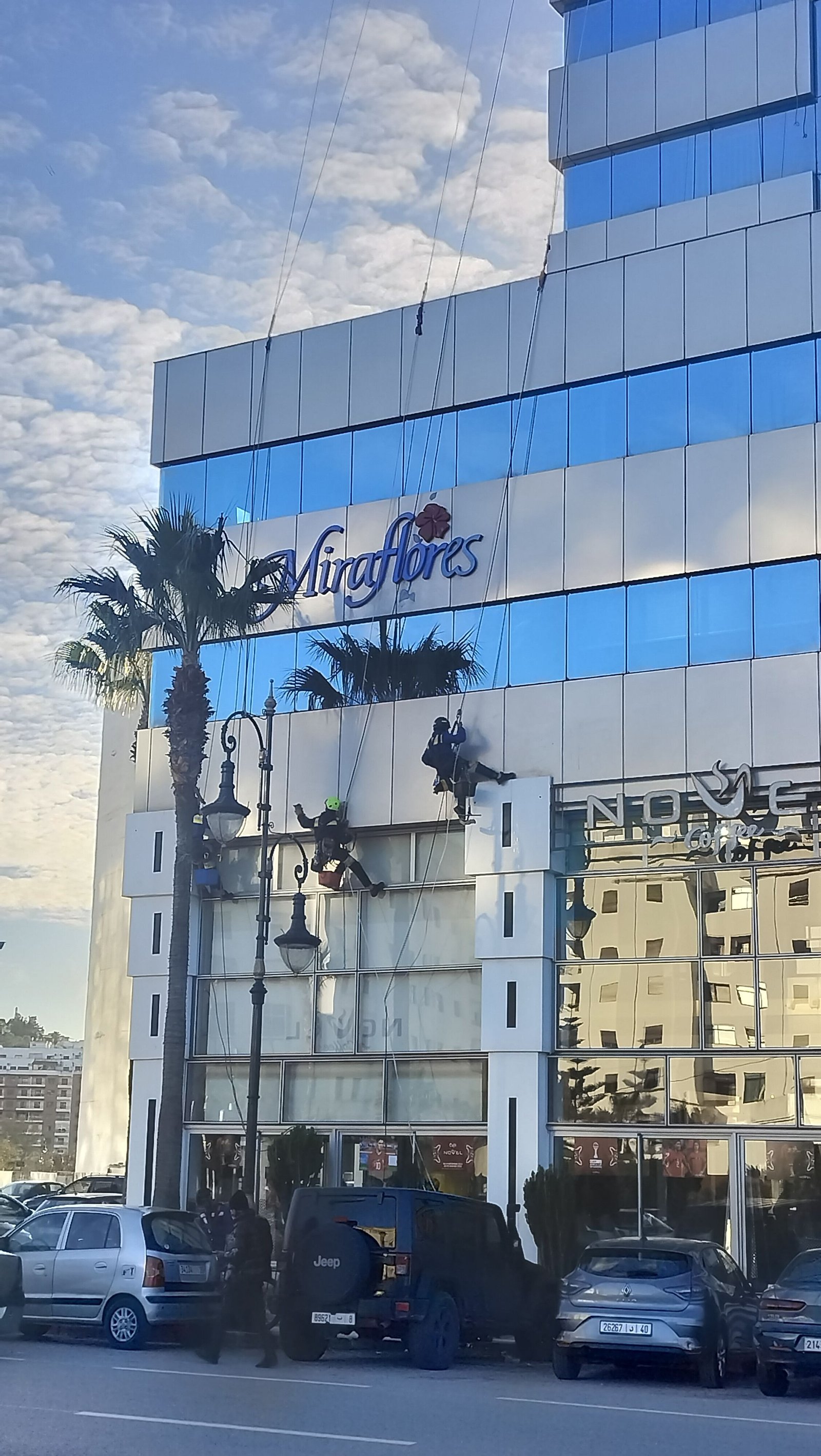 Un bâtiment moderne en verre et en béton avec le nom Miraflores, photo gratuite