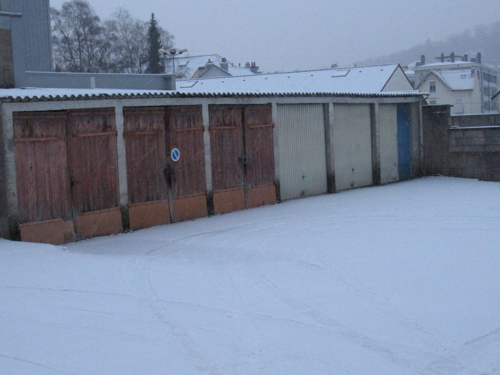 Garage fermé recouvert de neige