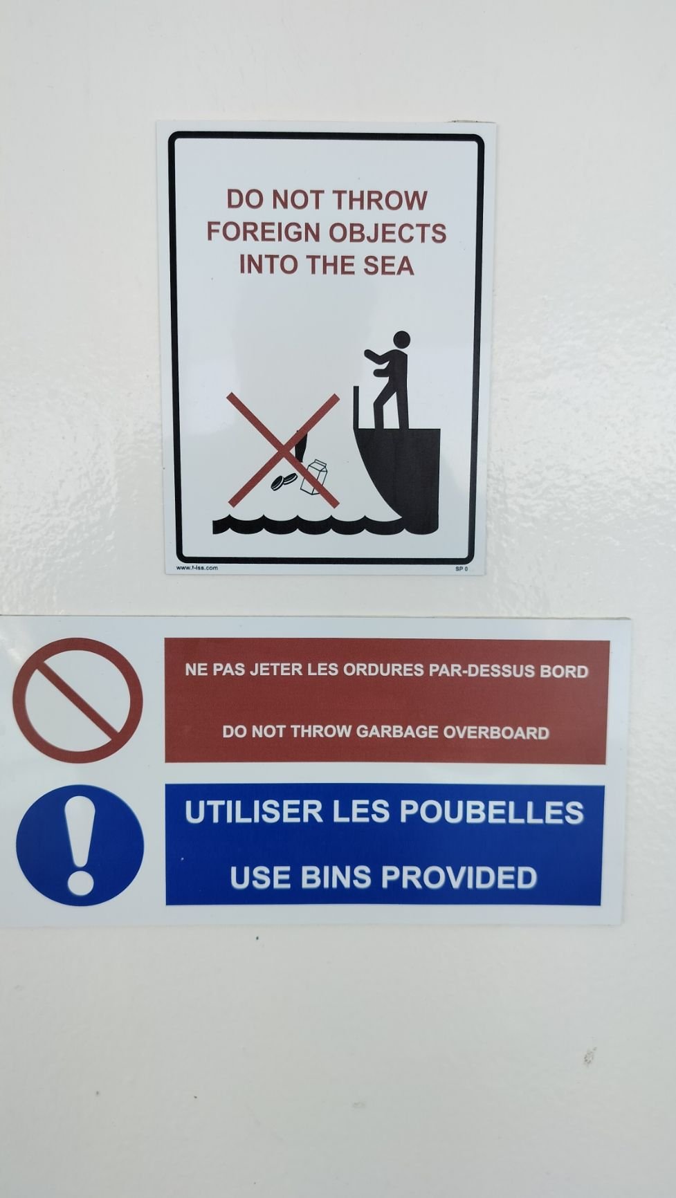 Les panneaux indiquant des règles strictes concernant l'élimination des déchets en mer, photo gratuite