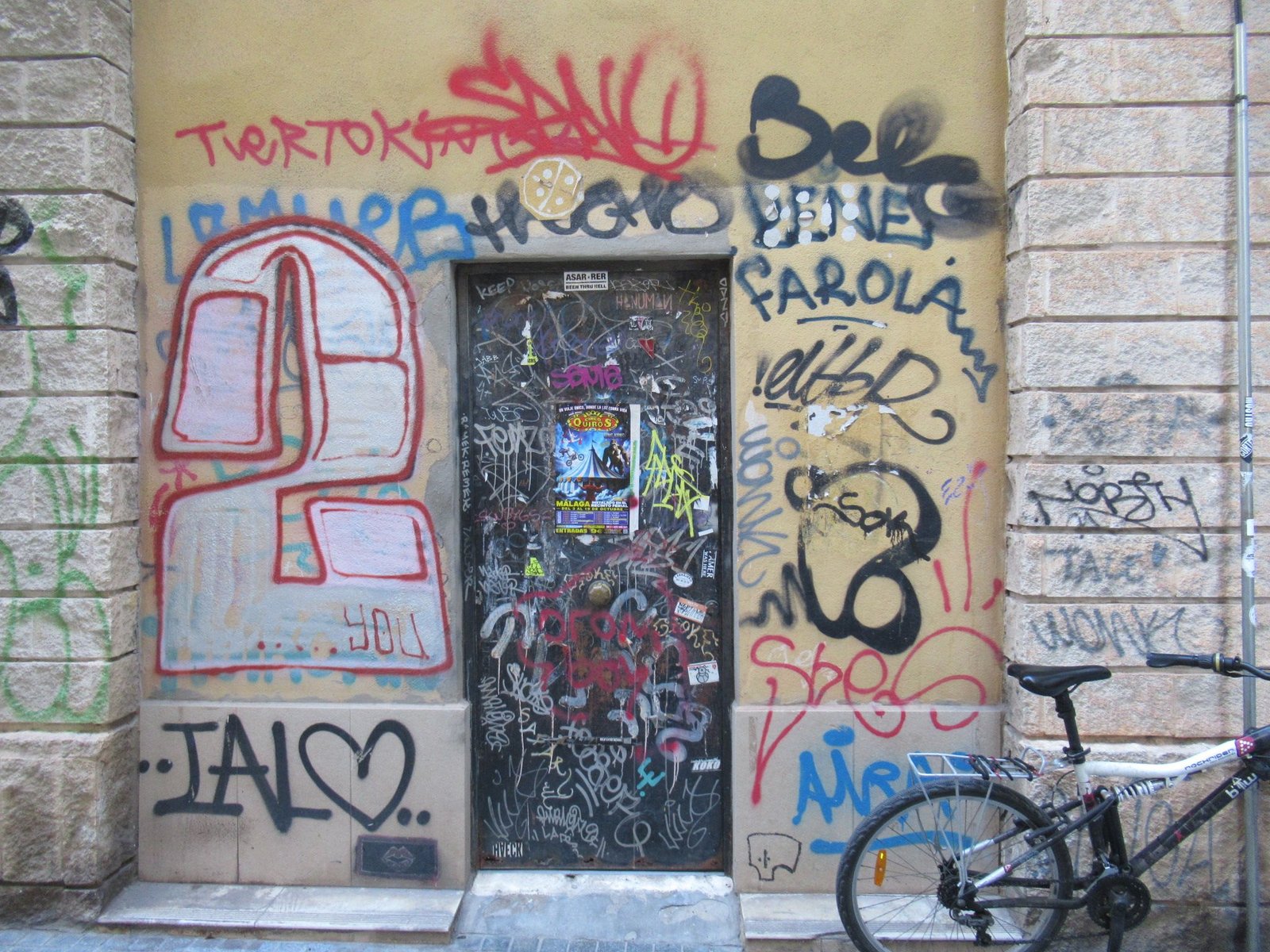 Un mur couvert de graffiti, photo gratuite