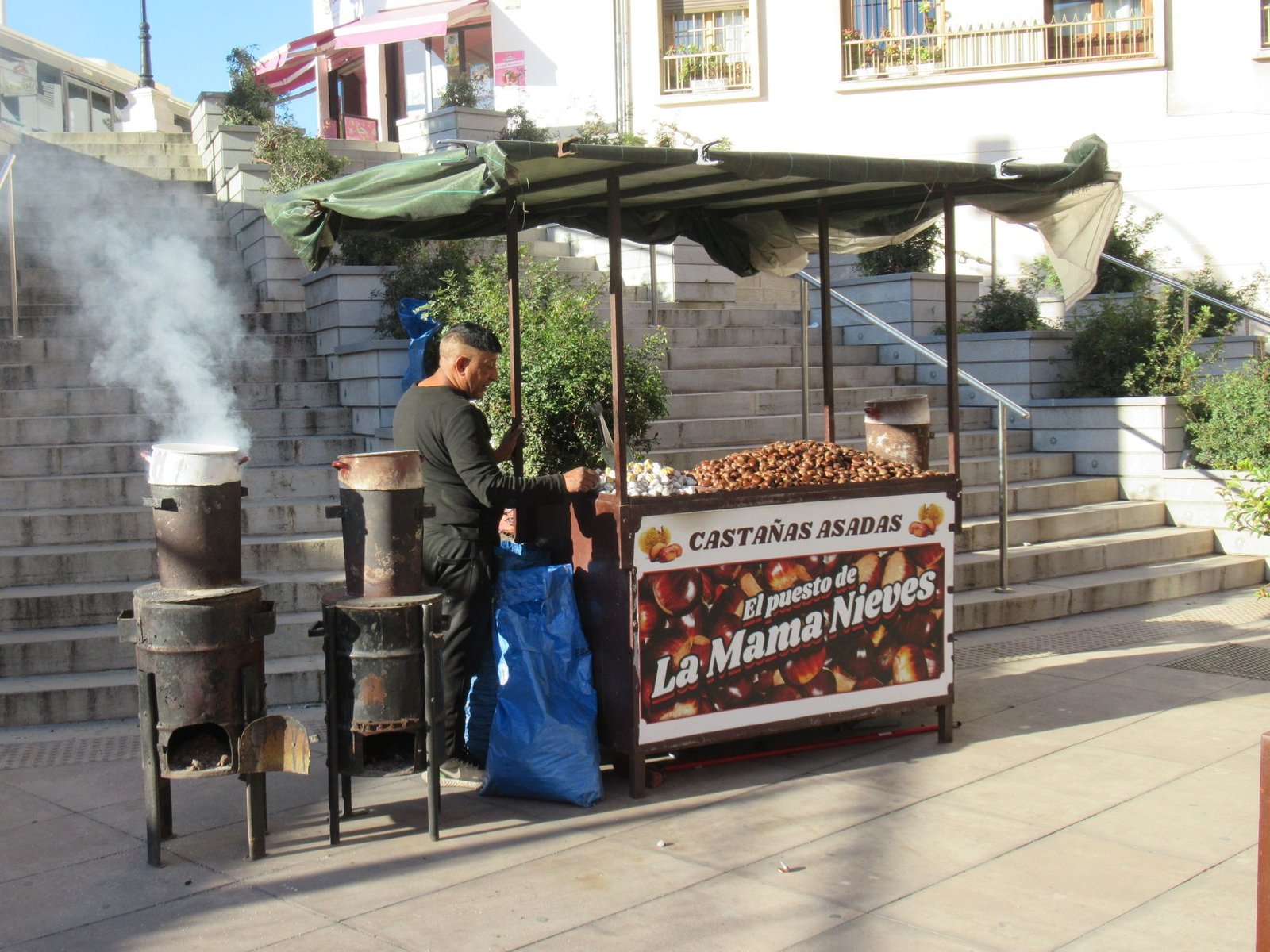 Un stand de rue vendant des châtaignes grillées, photo gratuite