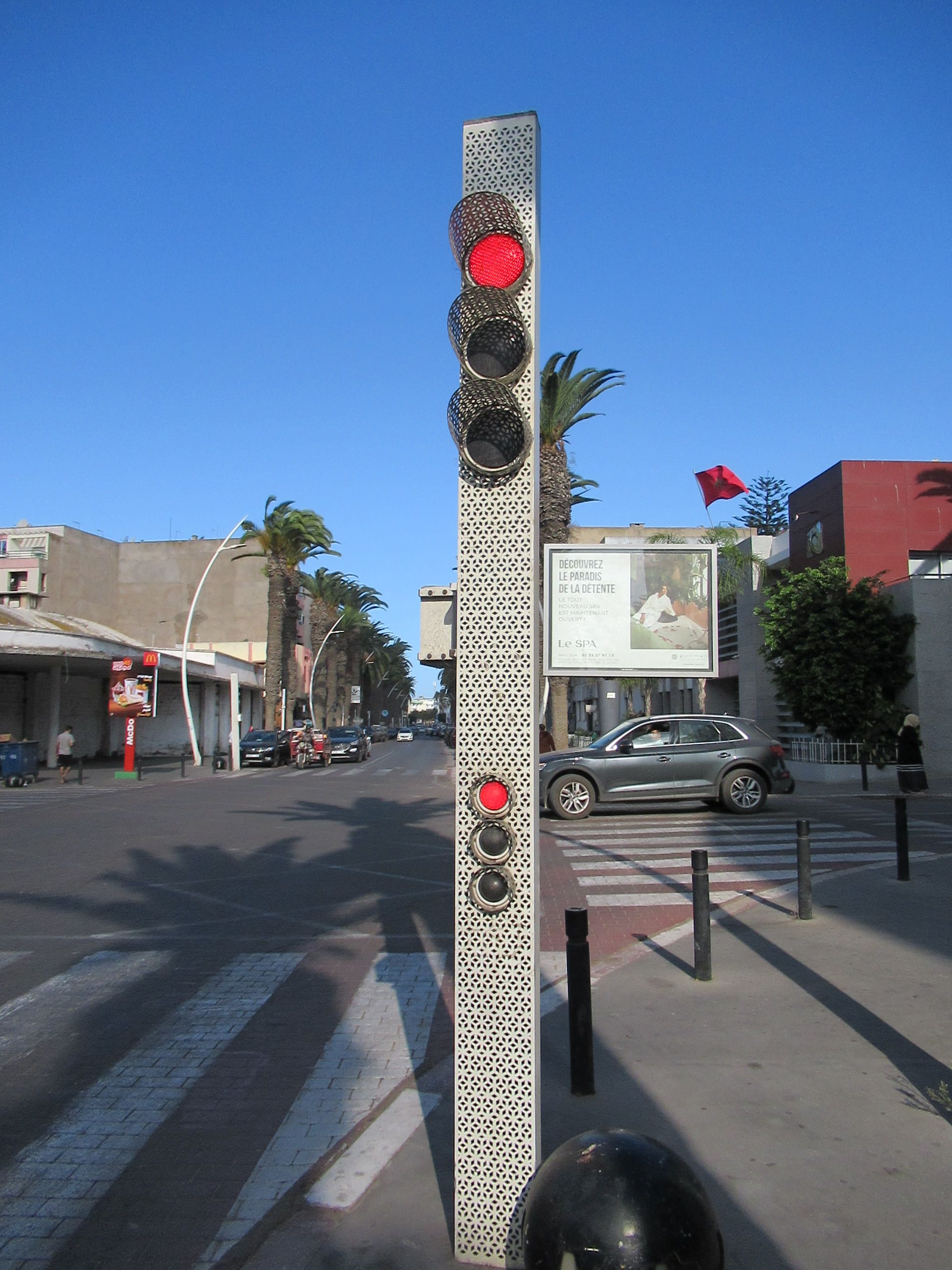 Signalisation routière tricolore montrant un feu rouge
